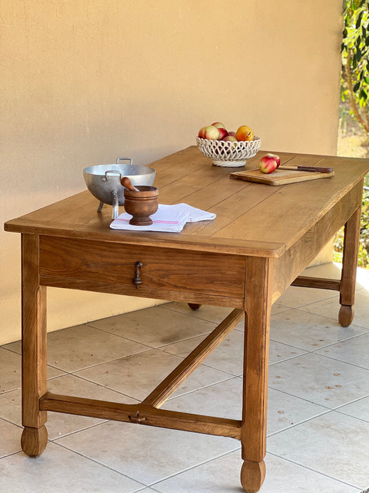 Table d'office entièrement en chêne, 18ème, avec ses deux tiroirs, elle est en parfait état. Idéal comme ilot dans une grande cuisine ou en table à manger en rallongeant un peu les pieds (sur demande).