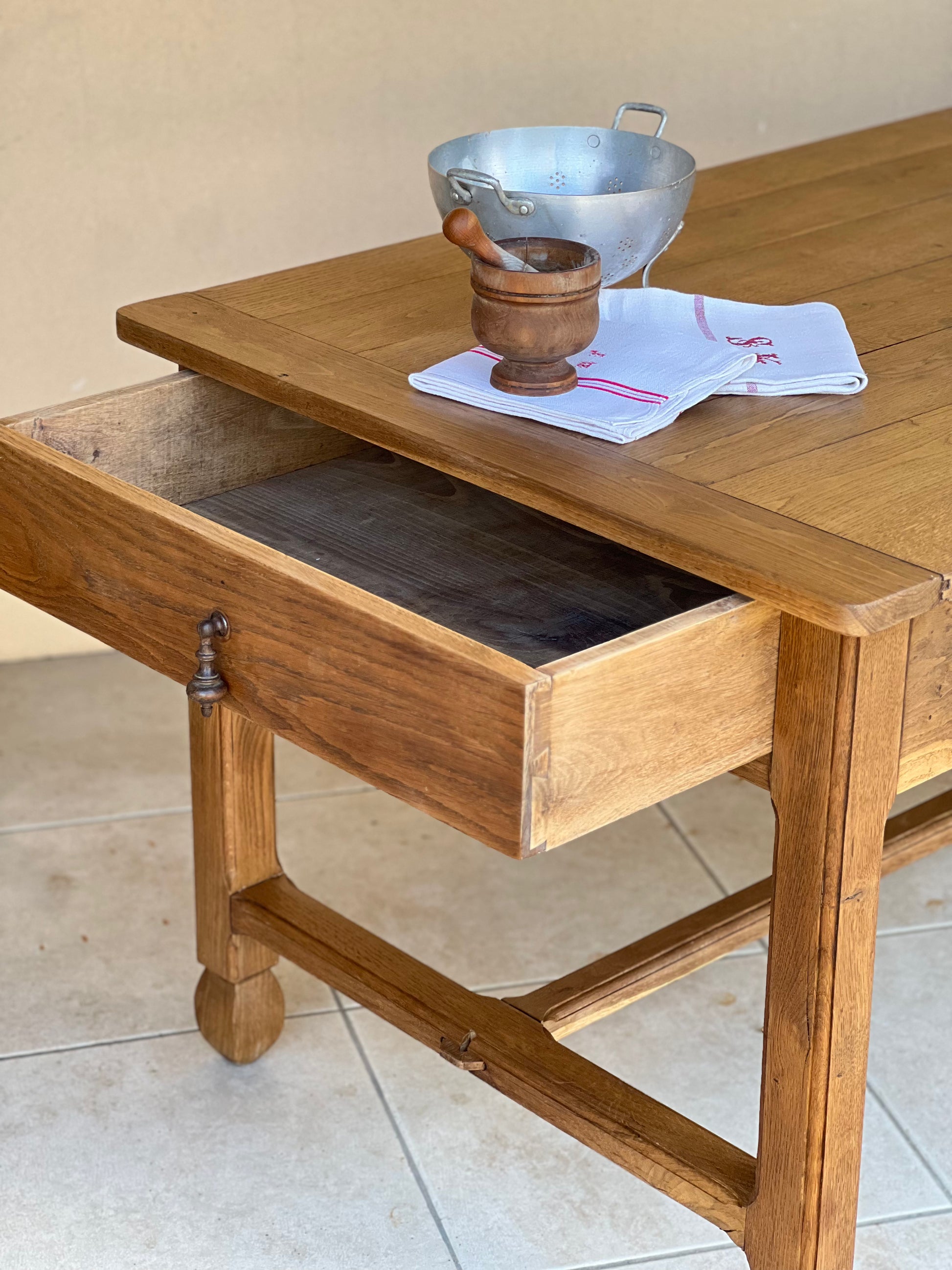 Table d'office entièrement en chêne, 18ème, avec ses deux tiroirs, elle est en parfait état. Idéal comme ilot dans une grande cuisine ou en table à manger en rallongeant un peu les pieds (sur demande).