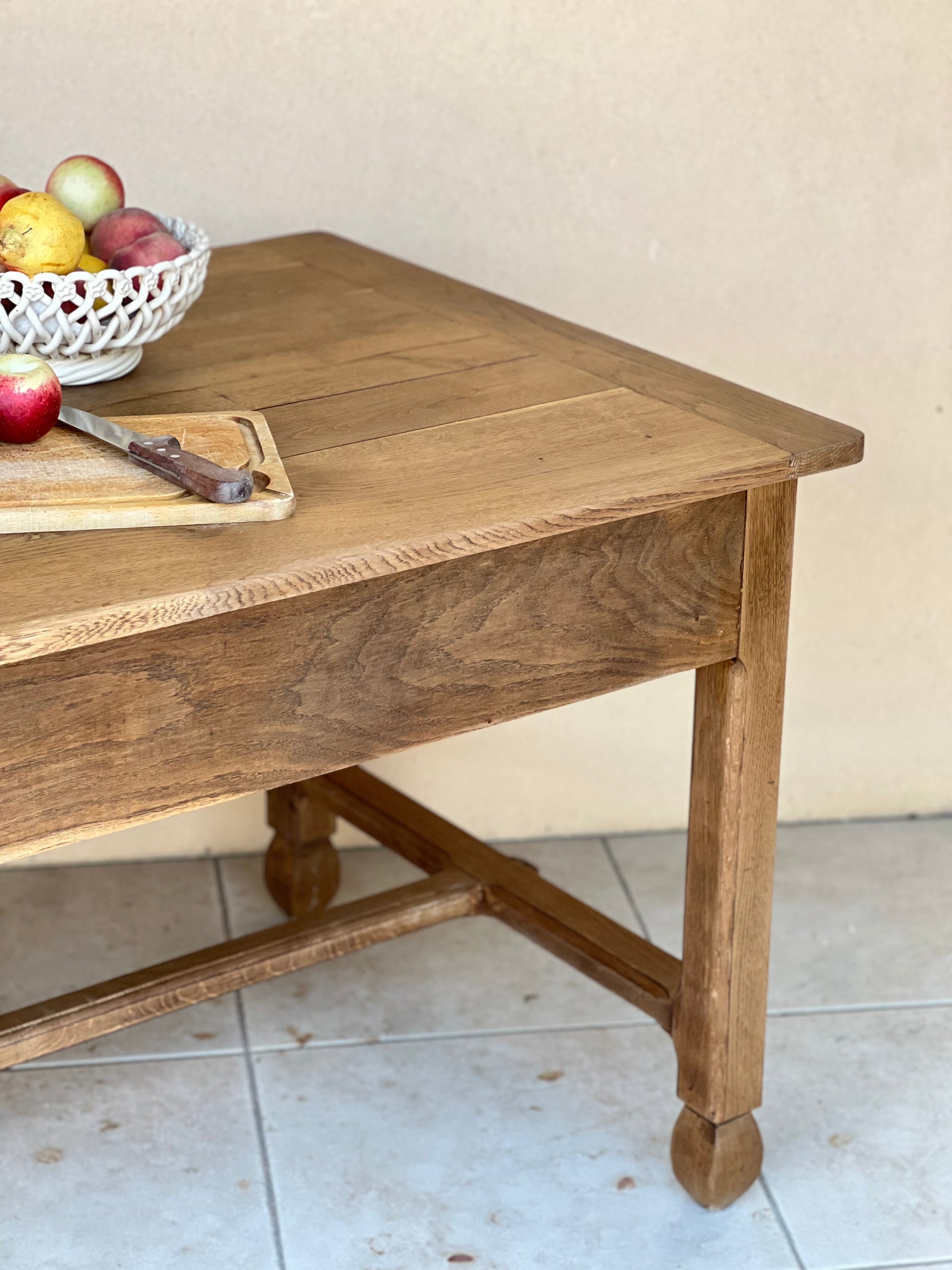 Table d'office entièrement en chêne, 18ème, avec ses deux tiroirs, elle est en parfait état. Idéal comme ilot dans une grande cuisine ou en table à manger en rallongeant un peu les pieds (sur demande).