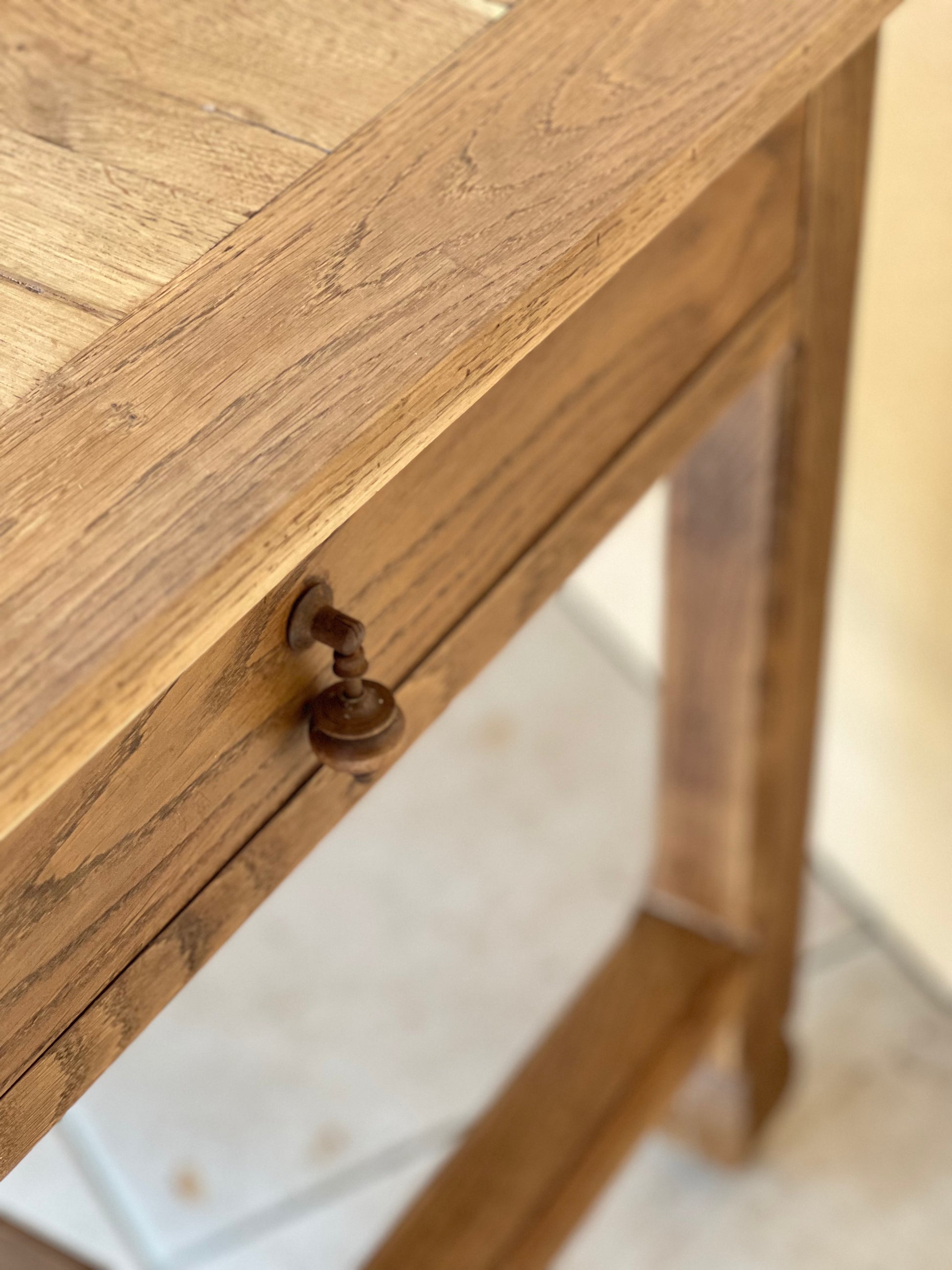 Table d'office entièrement en chêne, 18ème, avec ses deux tiroirs, elle est en parfait état. Idéal comme ilot dans une grande cuisine ou en table à manger en rallongeant un peu les pieds (sur demande).