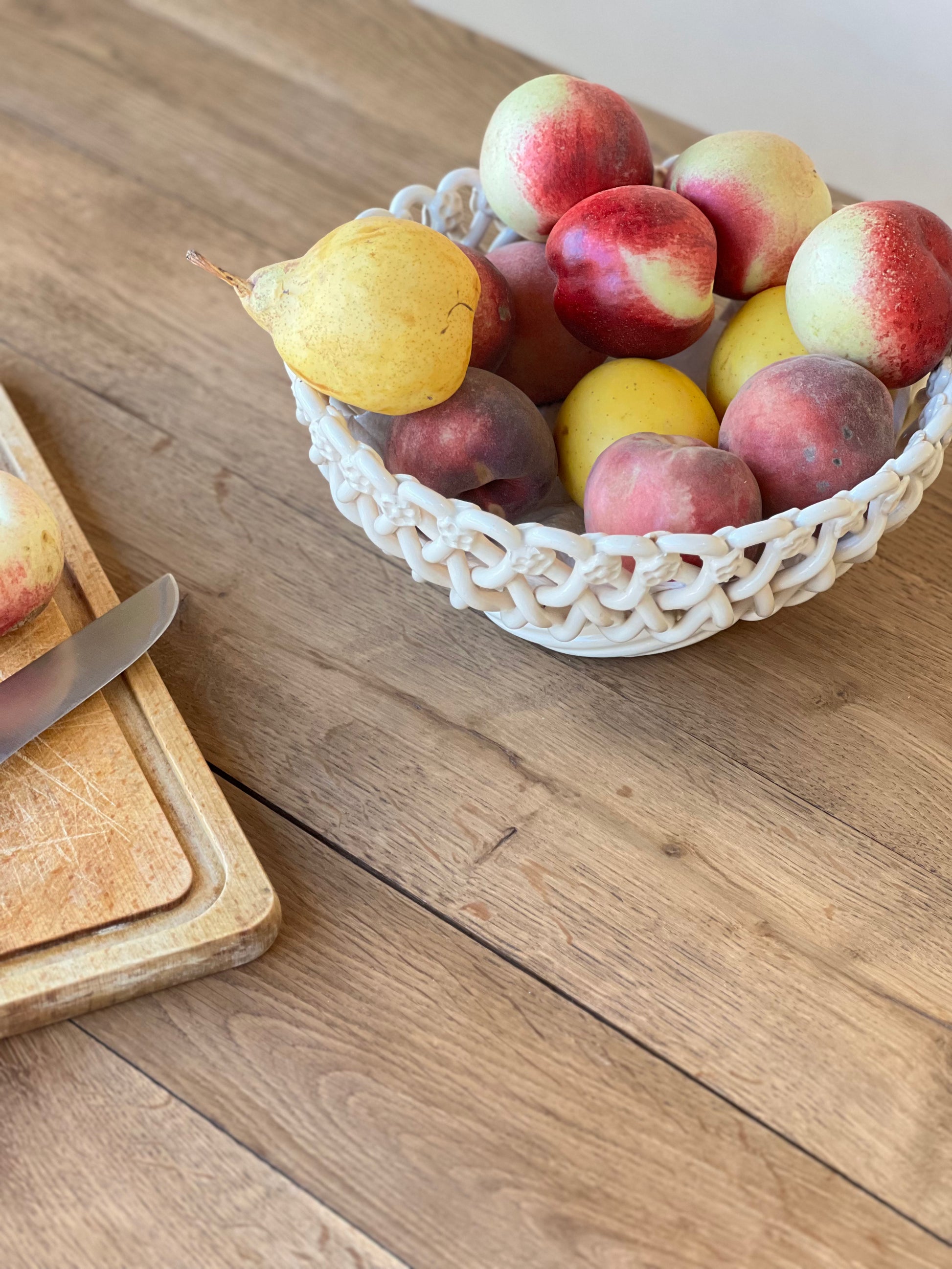Table d'office entièrement en chêne, 18ème, avec ses deux tiroirs, elle est en parfait état. Idéal comme ilot dans une grande cuisine ou en table à manger en rallongeant un peu les pieds (sur demande).