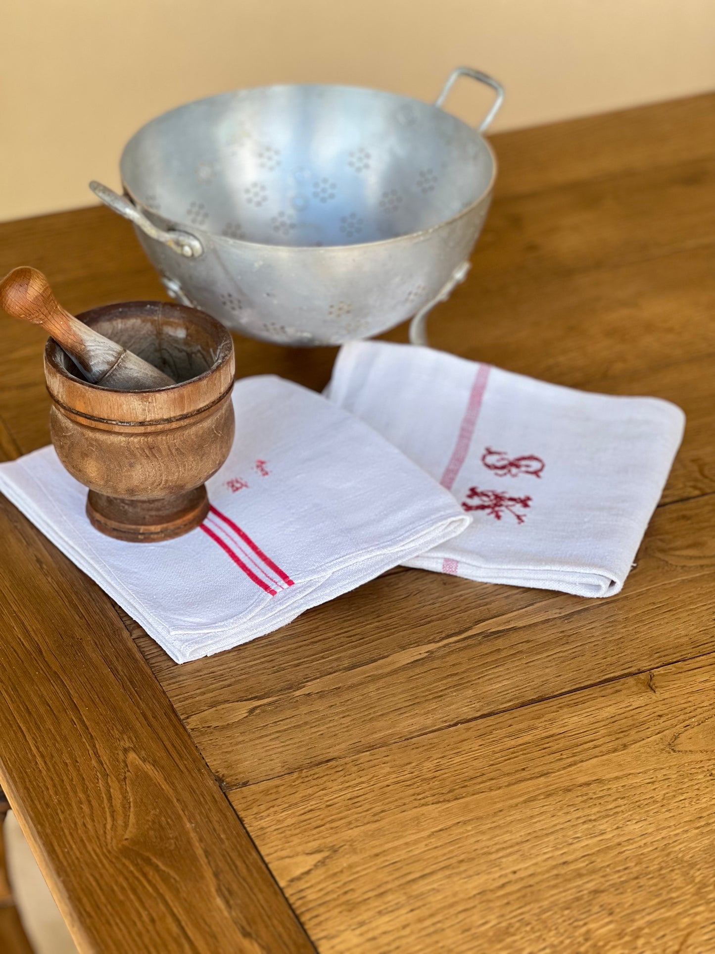 Table d'office entièrement en chêne, 18ème, avec ses deux tiroirs, elle est en parfait état. Idéal comme ilot dans une grande cuisine ou en table à manger en rallongeant un peu les pieds (sur demande).