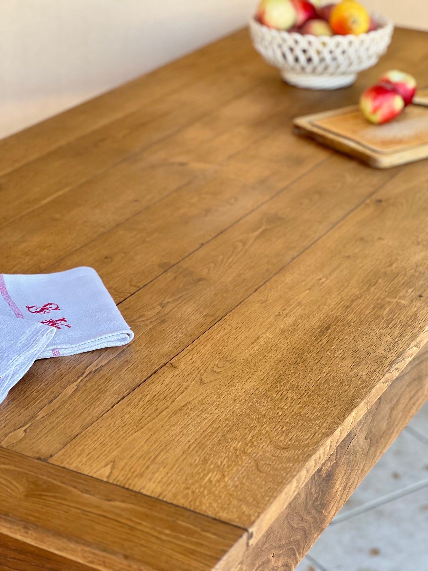 Table d'office entièrement en chêne, 18ème, avec ses deux tiroirs, elle est en parfait état. Idéal comme ilot dans une grande cuisine ou en table à manger en rallongeant un peu les pieds (sur demande).