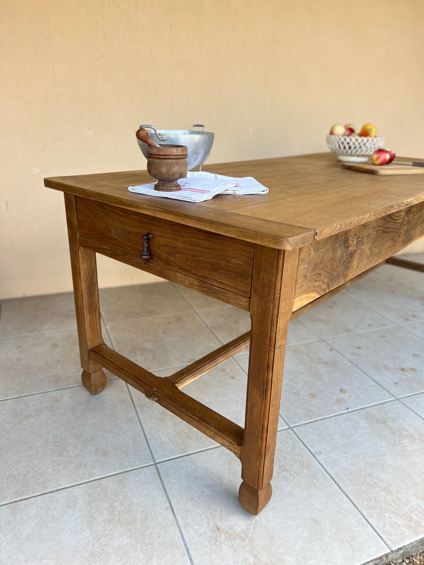 Table d'office entièrement en chêne, 18ème, avec ses deux tiroirs, elle est en parfait état. Idéal comme ilot dans une grande cuisine ou en table à manger en rallongeant un peu les pieds (sur demande).