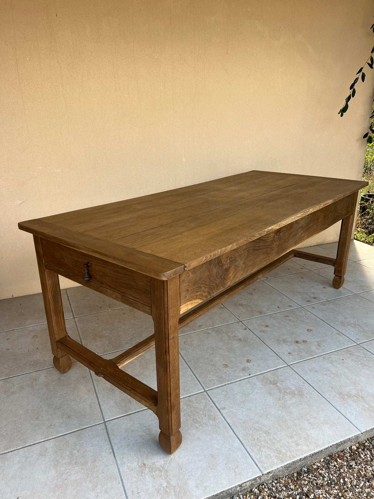 Table d'office entièrement en chêne, 18ème, avec ses deux tiroirs, elle est en parfait état. Idéal comme ilot dans une grande cuisine ou en table à manger en rallongeant un peu les pieds (sur demande).