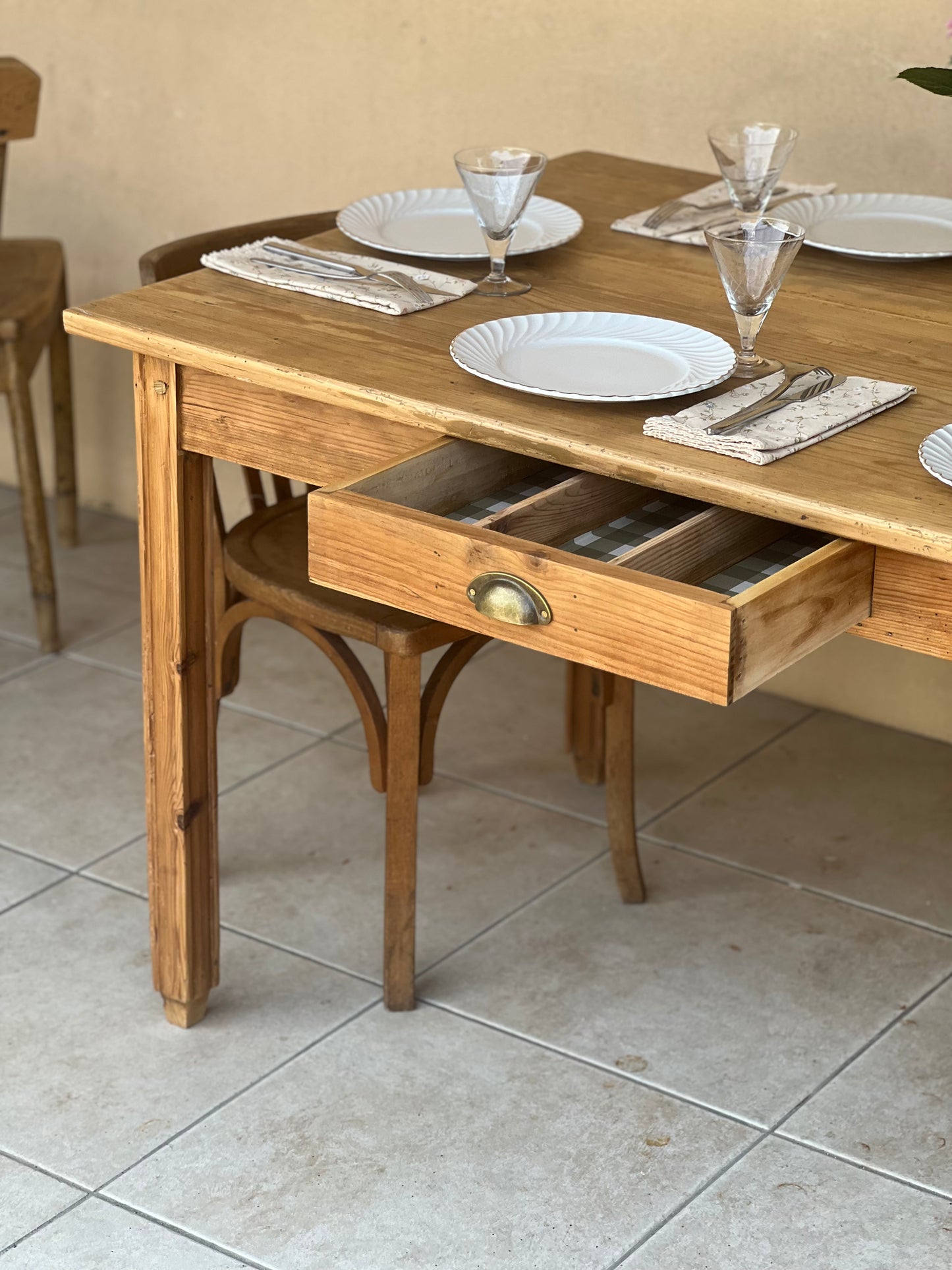 Table en pin avec ses tiroirs et leurs papier peint. Très bon état, idéale pour 8 couverts ou 10 plus occasionnellement.