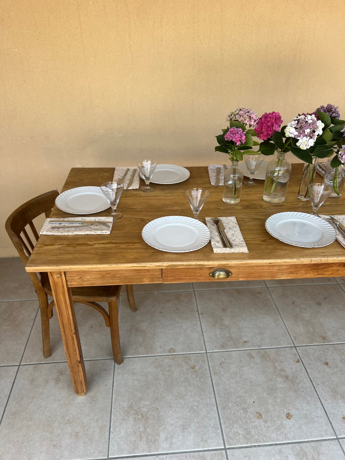 Table en pin avec ses tiroirs et leurs papier peint. Très bon état, idéale pour 8 couverts ou 10 plus occasionnellement.