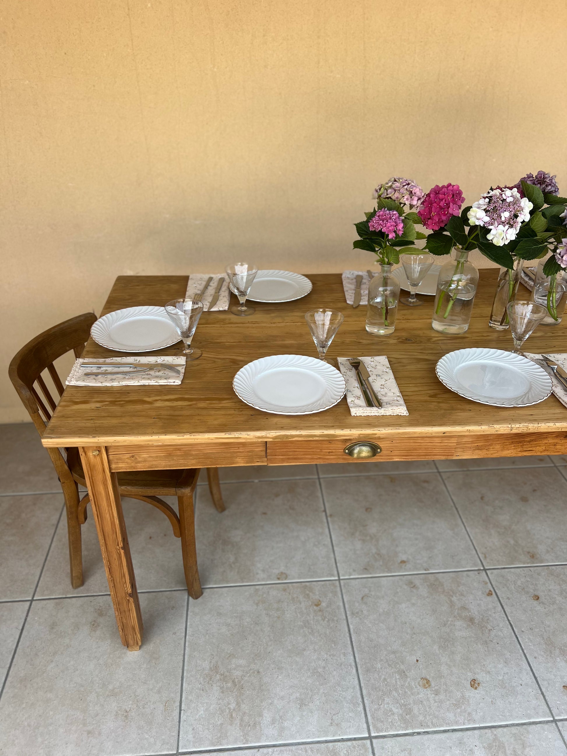 Table en pin avec ses tiroirs et leurs papier peint. Très bon état, idéale pour 8 couverts ou 10 plus occasionnellement.