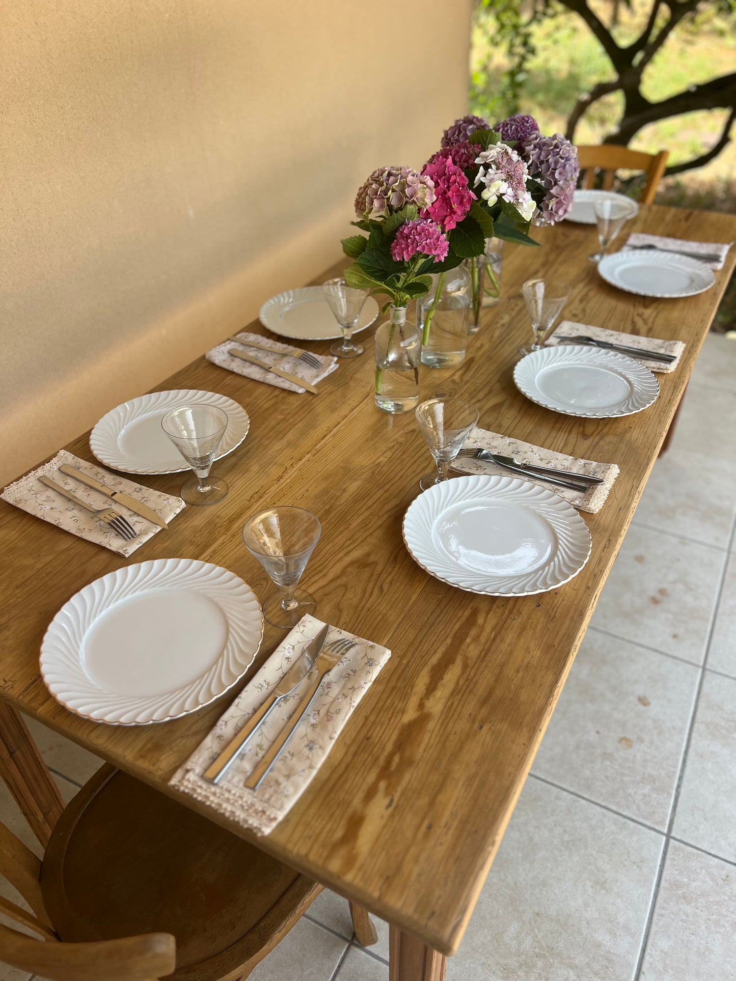 Table en pin avec ses tiroirs et leurs papier peint. Très bon état, idéale pour 8 couverts ou 10 plus occasionnellement.