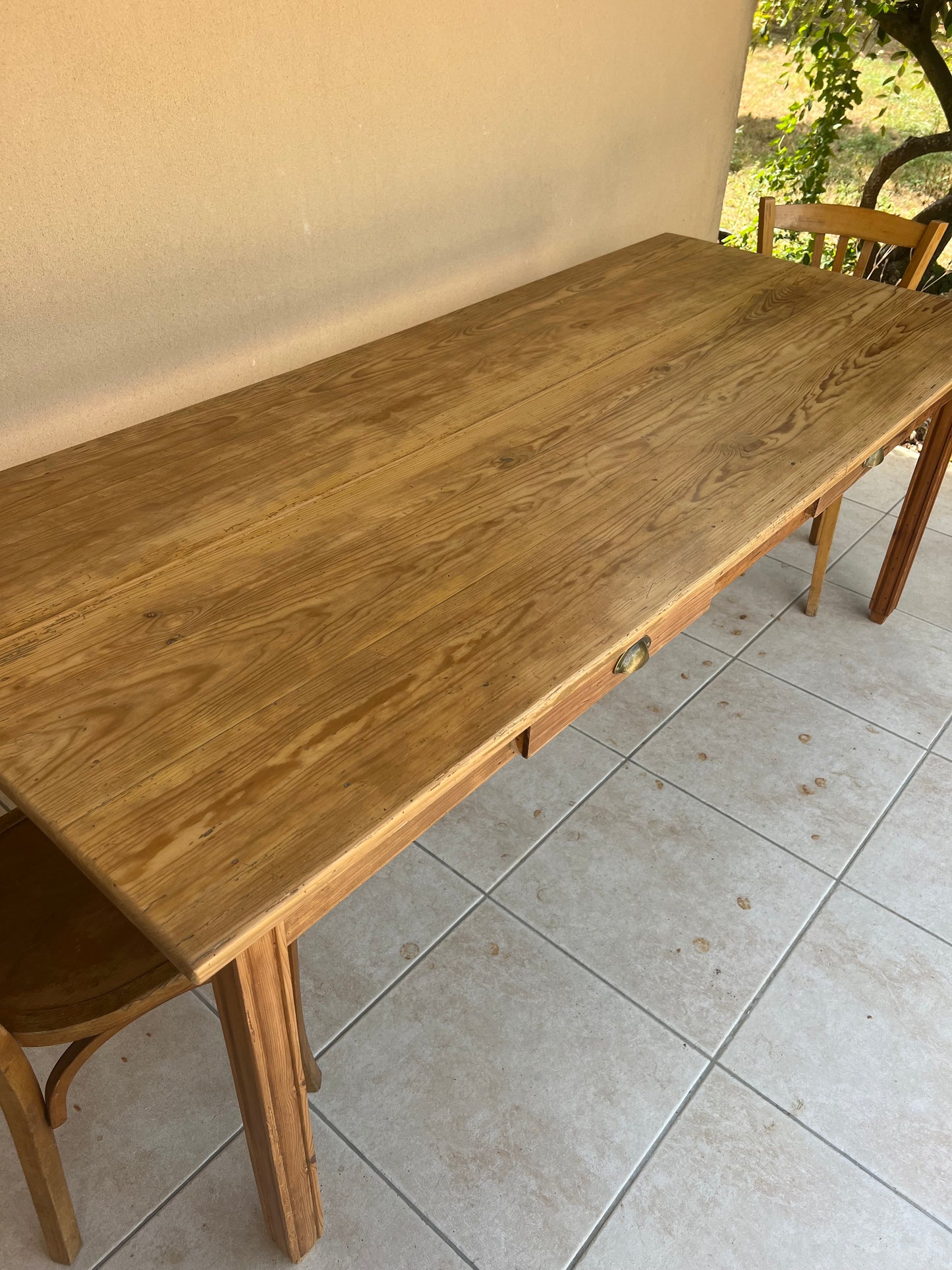Table en pin avec ses tiroirs et leurs papier peint. Très bon état, idéale pour 8 couverts ou 10 plus occasionnellement.