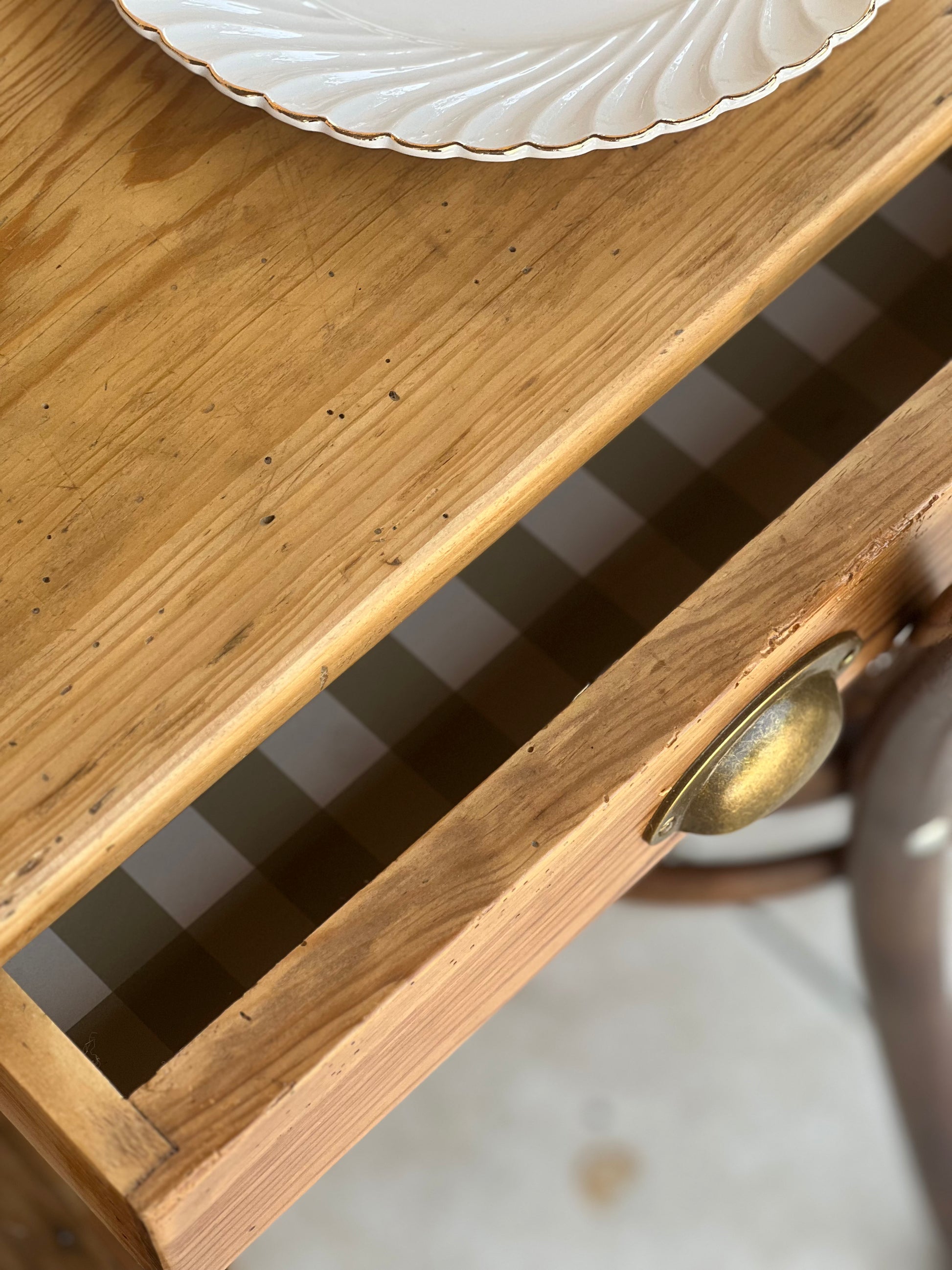 Table en pin avec ses tiroirs et leurs papier peint. Très bon état, idéale pour 8 couverts ou 10 plus occasionnellement.