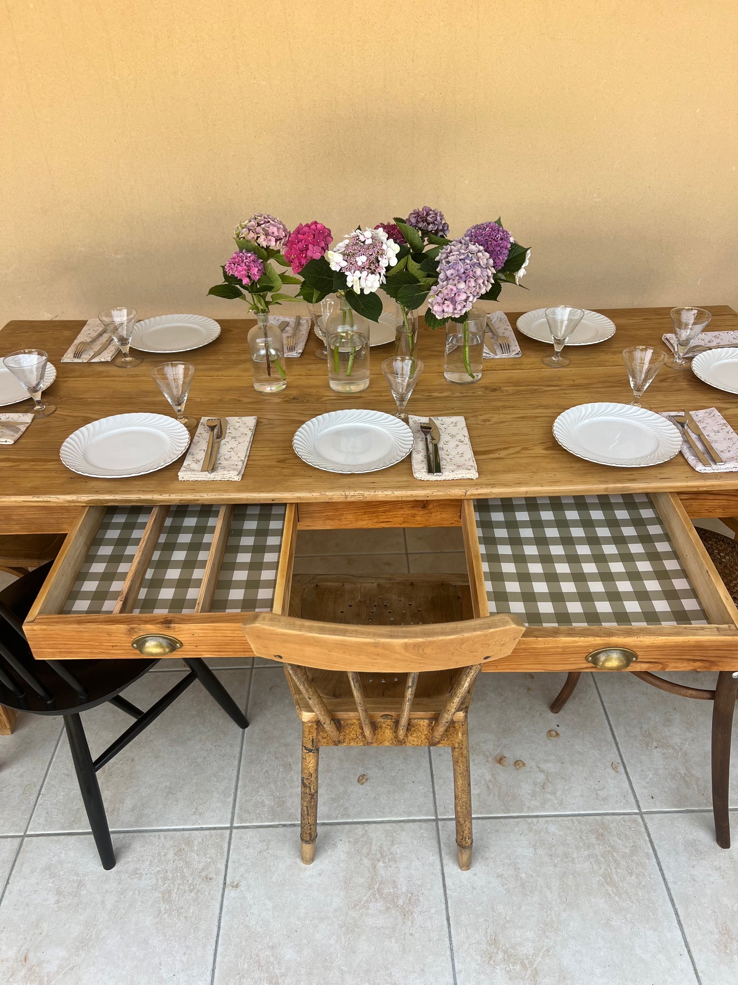 Table en pin avec ses tiroirs et leurs papier peint. Très bon état, idéale pour 8 couverts ou 10 plus occasionnellement.