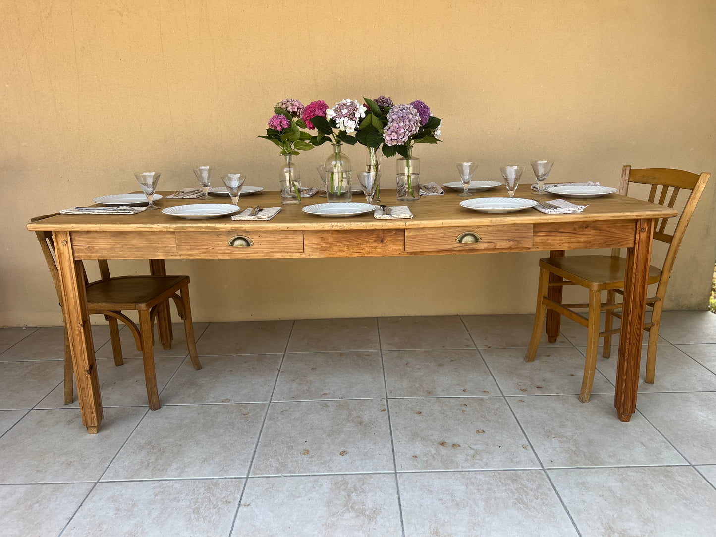 Table en pin avec ses tiroirs et leurs papier peint. Très bon état, idéale pour 8 couverts ou 10 plus occasionnellement.