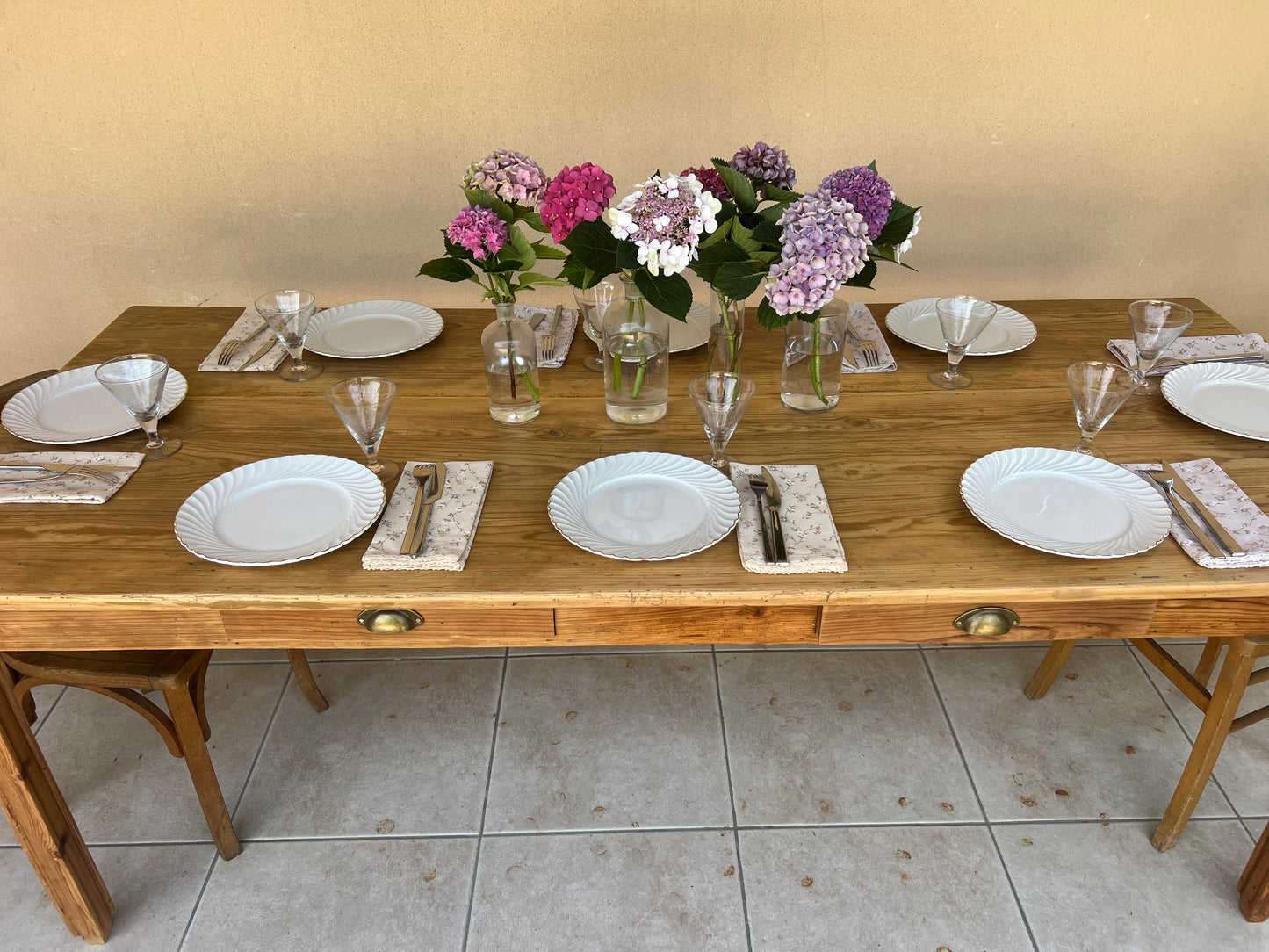 Table en pin avec ses tiroirs et leurs papier peint. Très bon état, idéale pour 8 couverts ou 10 plus occasionnellement.