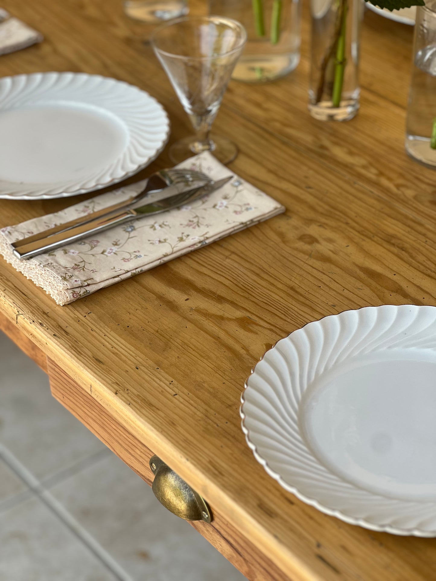 Table en pin avec ses tiroirs et leurs papier peint. Très bon état, idéale pour 8 couverts ou 10 plus occasionnellement.