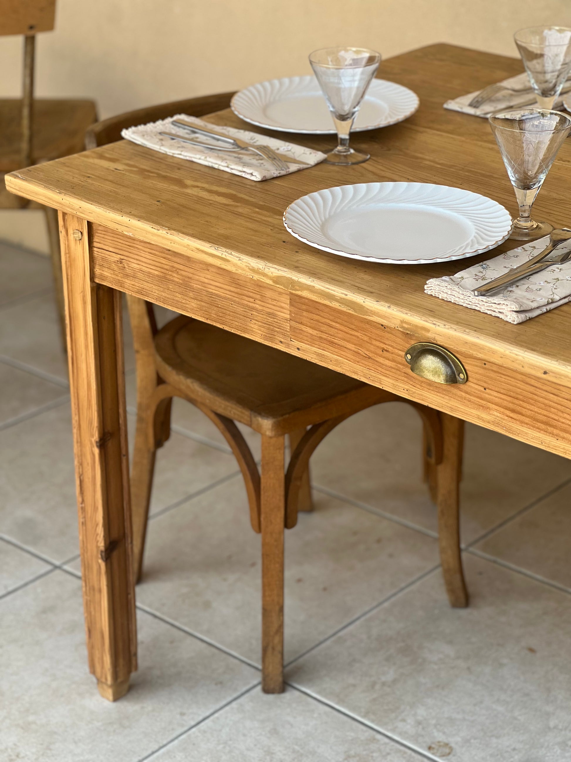 Table en pin avec ses tiroirs et leurs papier peint. Très bon état, idéale pour 8 couverts ou 10 plus occasionnellement.