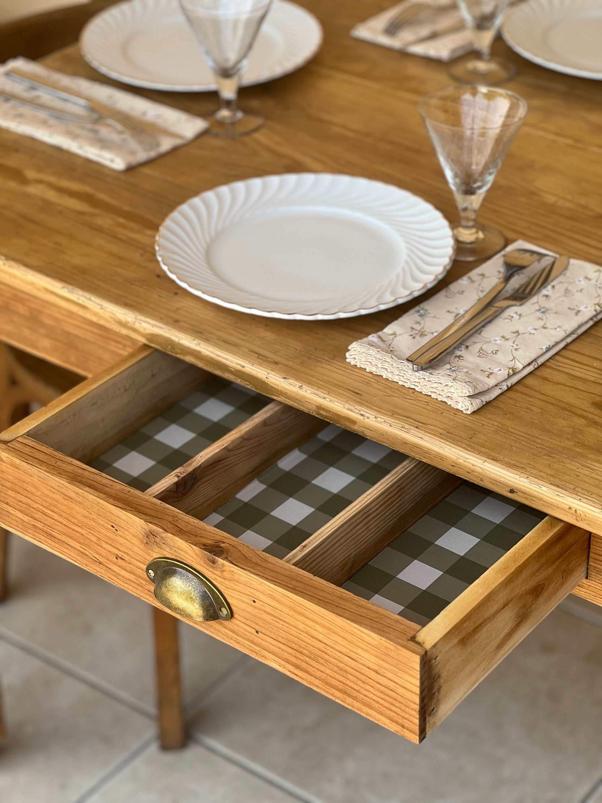 Table en pin avec ses tiroirs et leurs papier peint. Très bon état, idéale pour 8 couverts ou 10 plus occasionnellement.