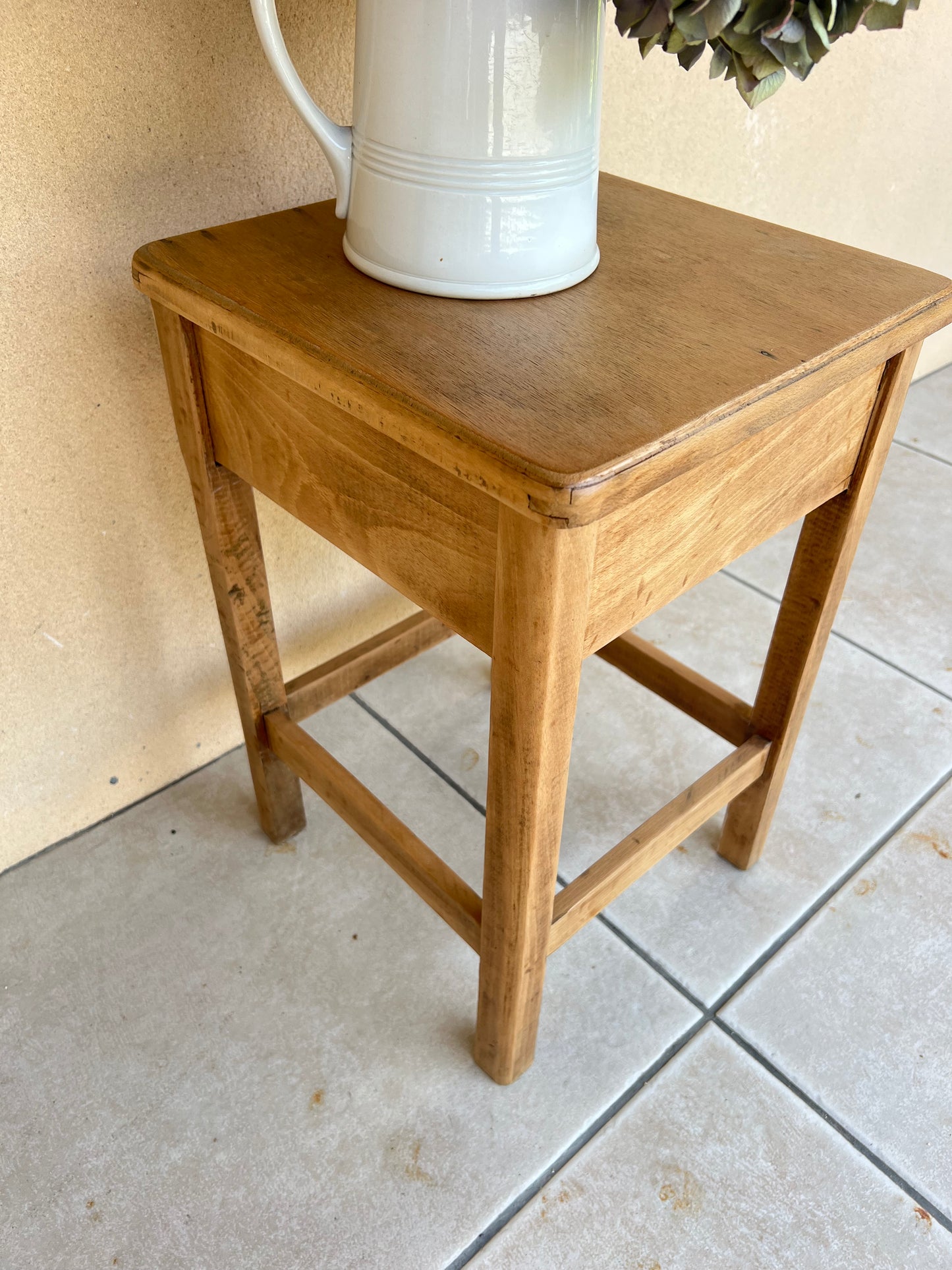 Tabouret coffre en bois, solide, très bon état.