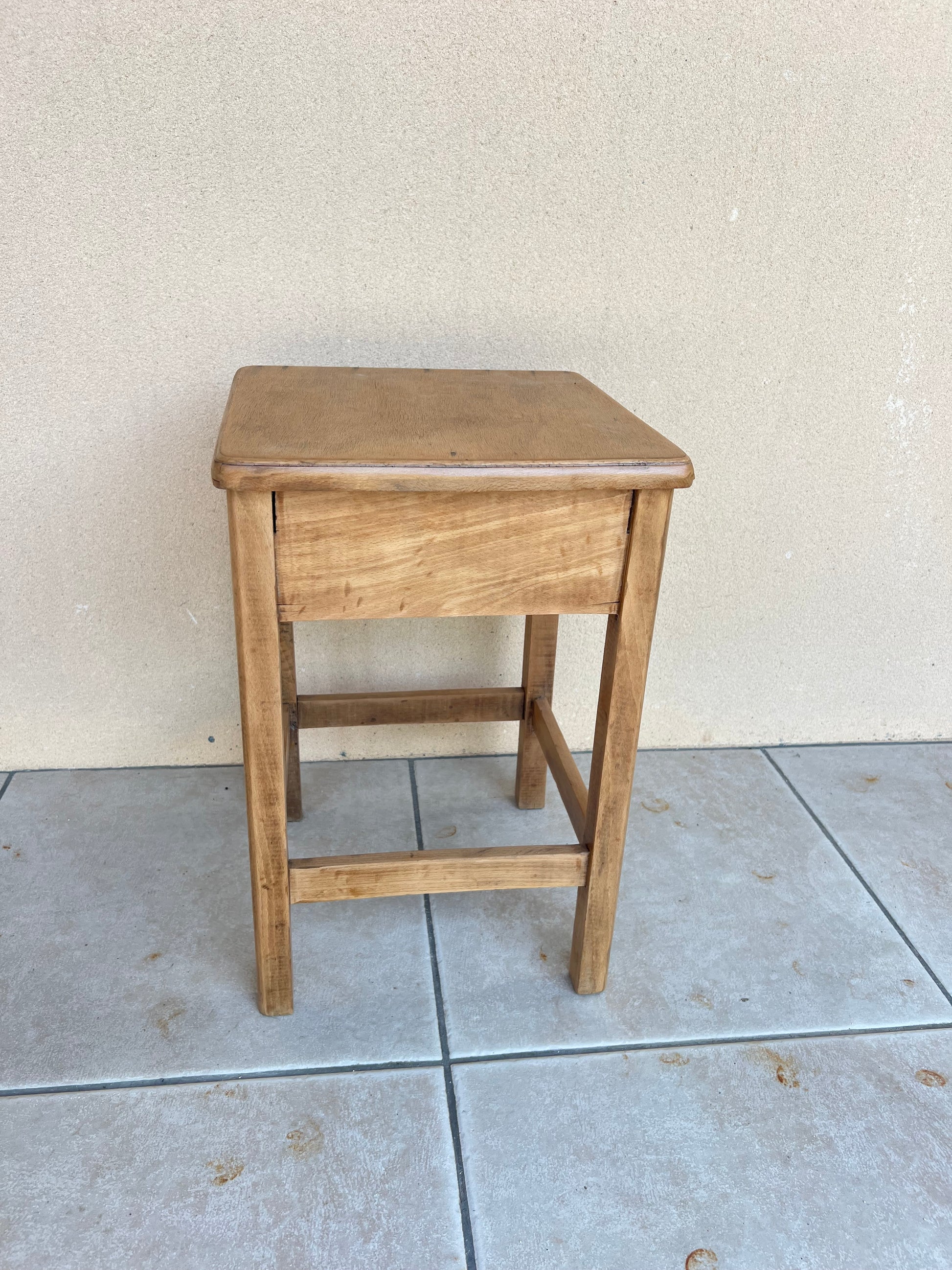 Tabouret coffre en bois, solide, très bon état.