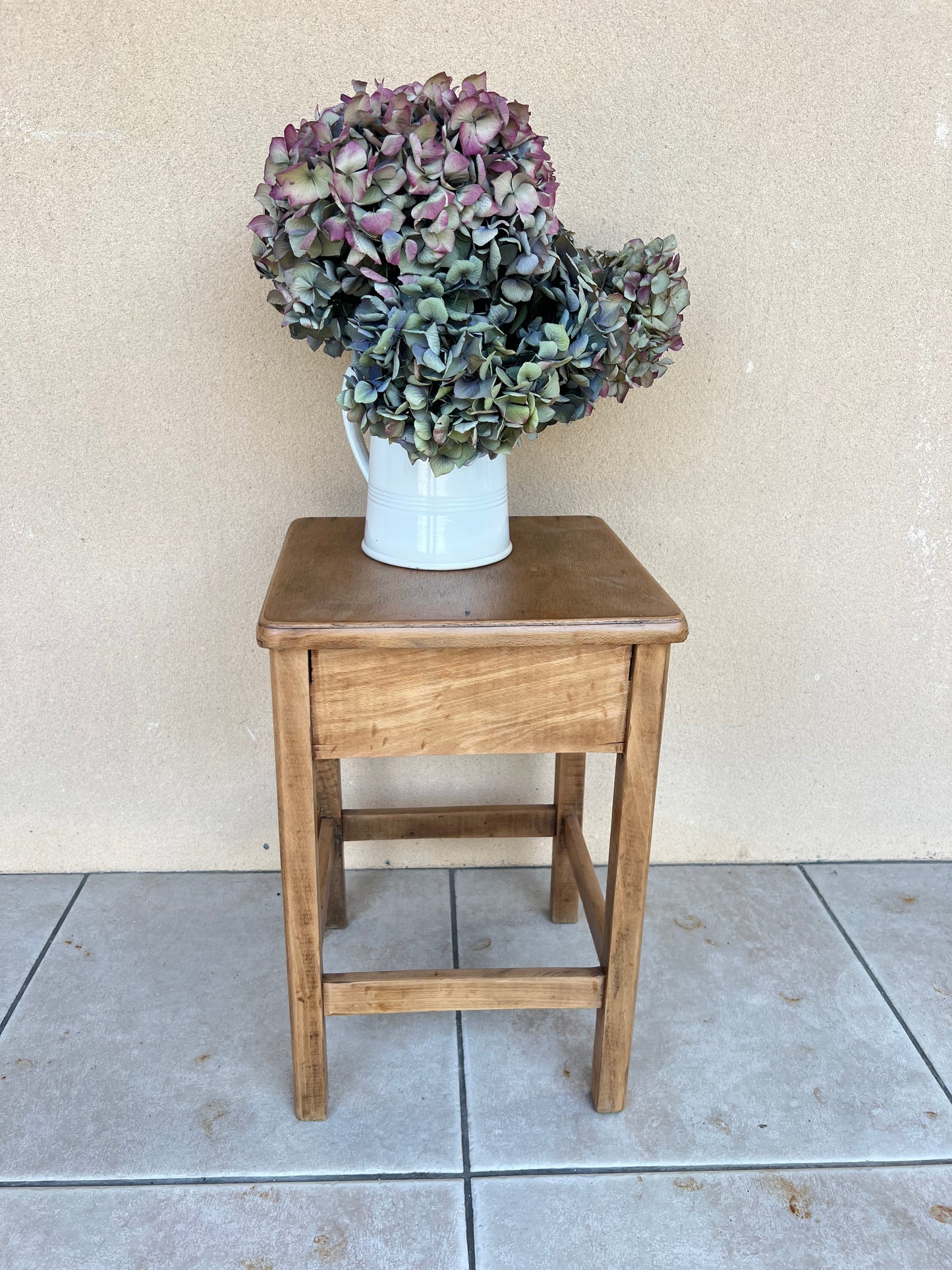 Tabouret coffre en bois, solide, très bon état.