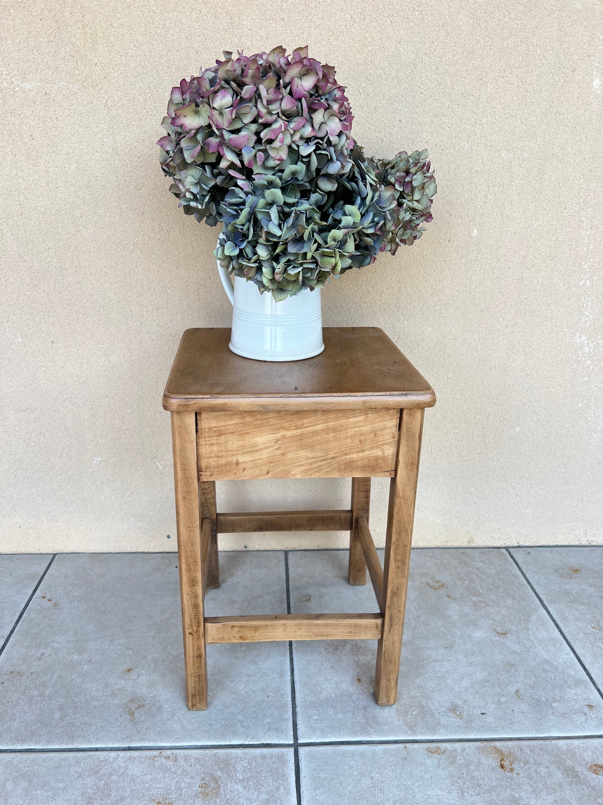 Tabouret coffre en bois, solide, très bon état.