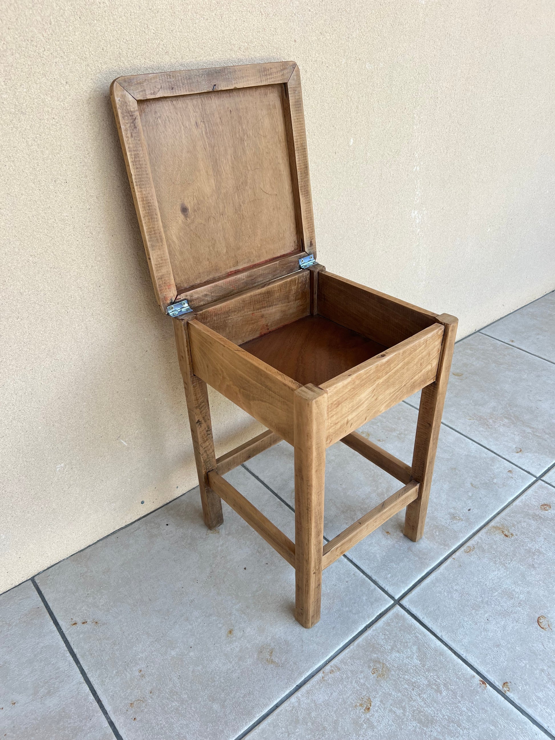 Tabouret coffre en bois, solide, très bon état.