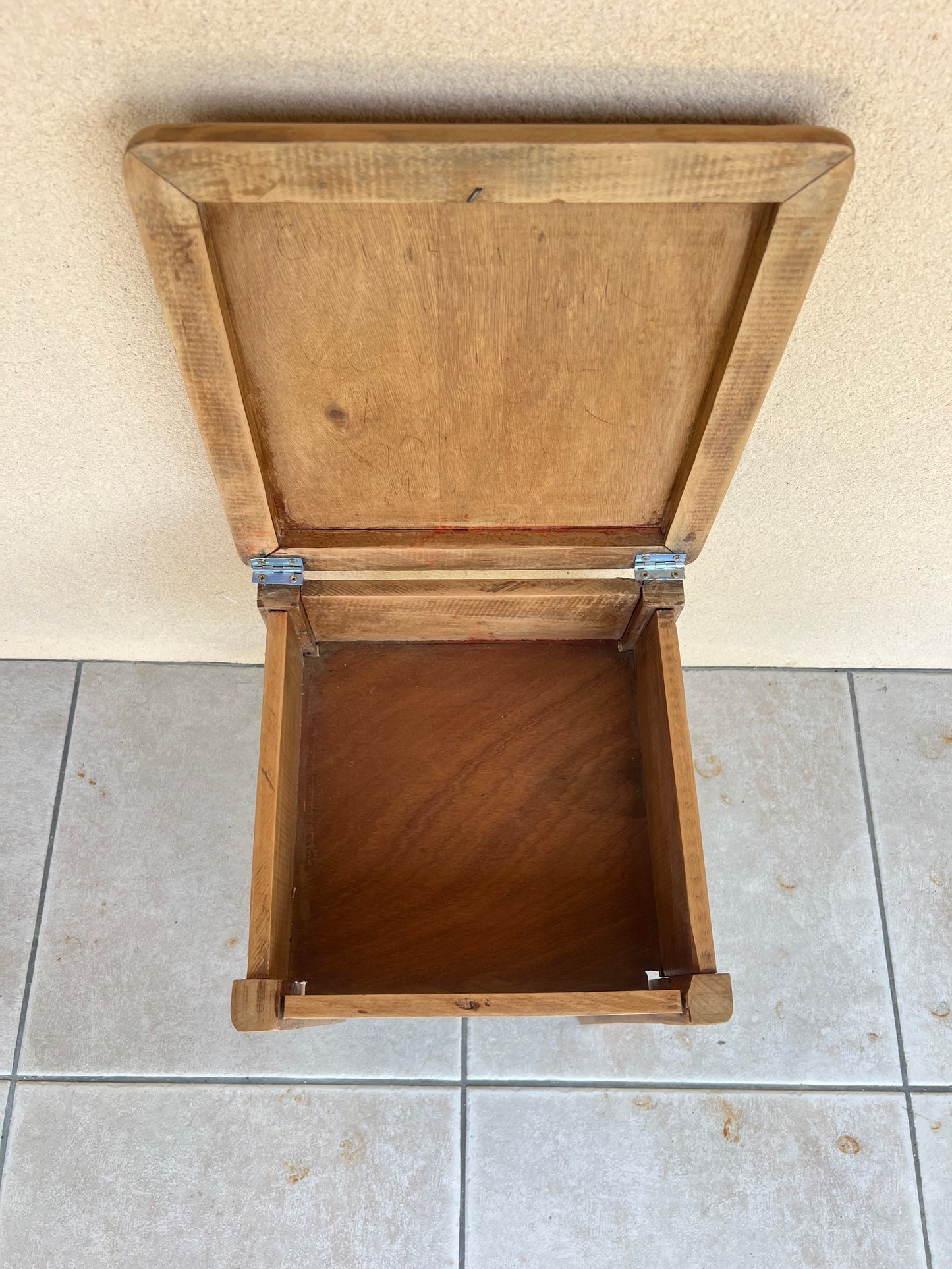 Tabouret coffre en bois, solide, très bon état.