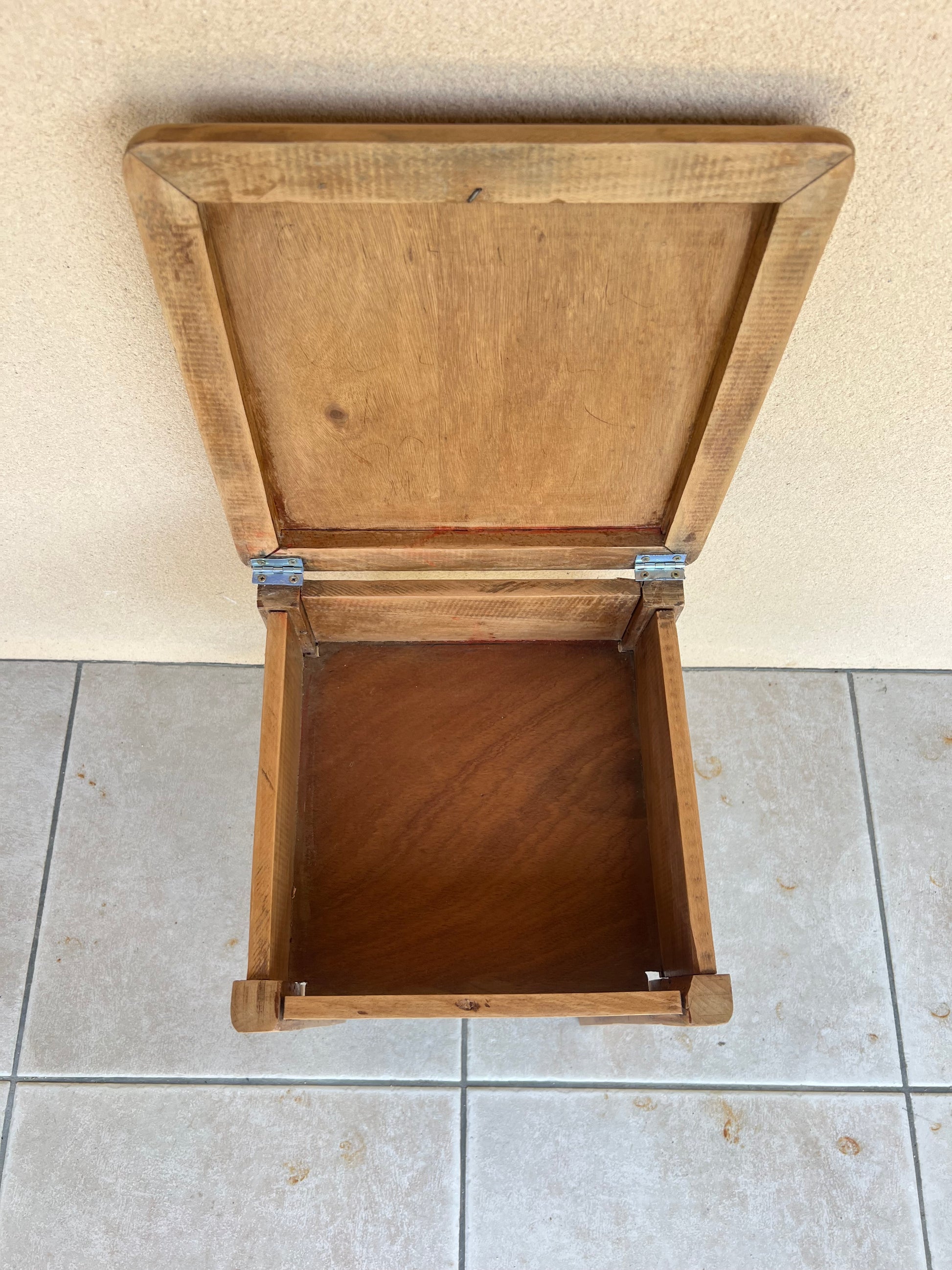 Tabouret coffre en bois, solide, très bon état.