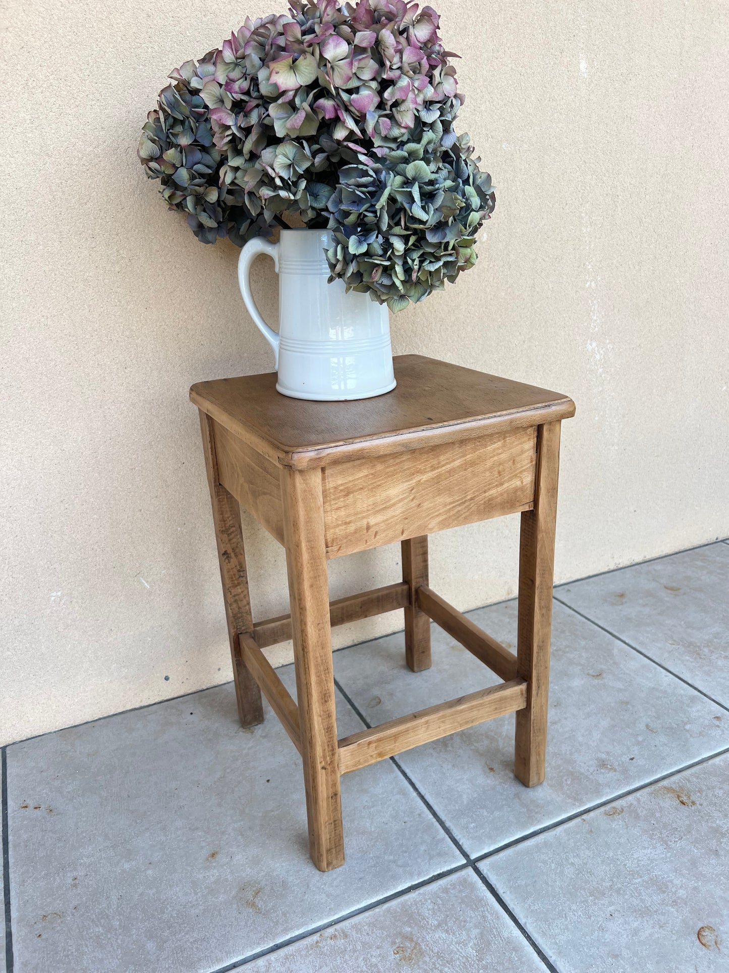 Tabouret coffre en bois, solide, très bon état.