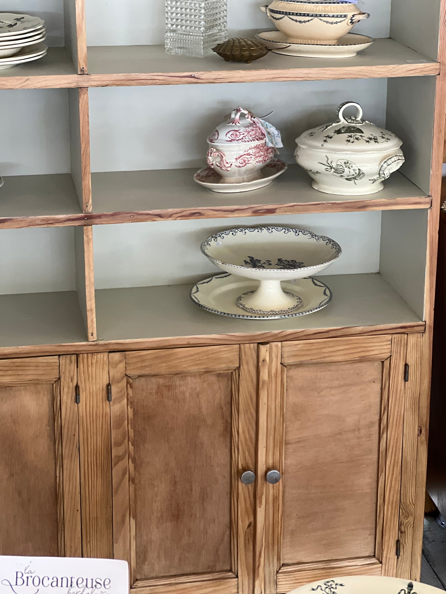 Bibliothèque / vaisselier en pin, 2 rangements fermés en bas, casiers peints en haut.