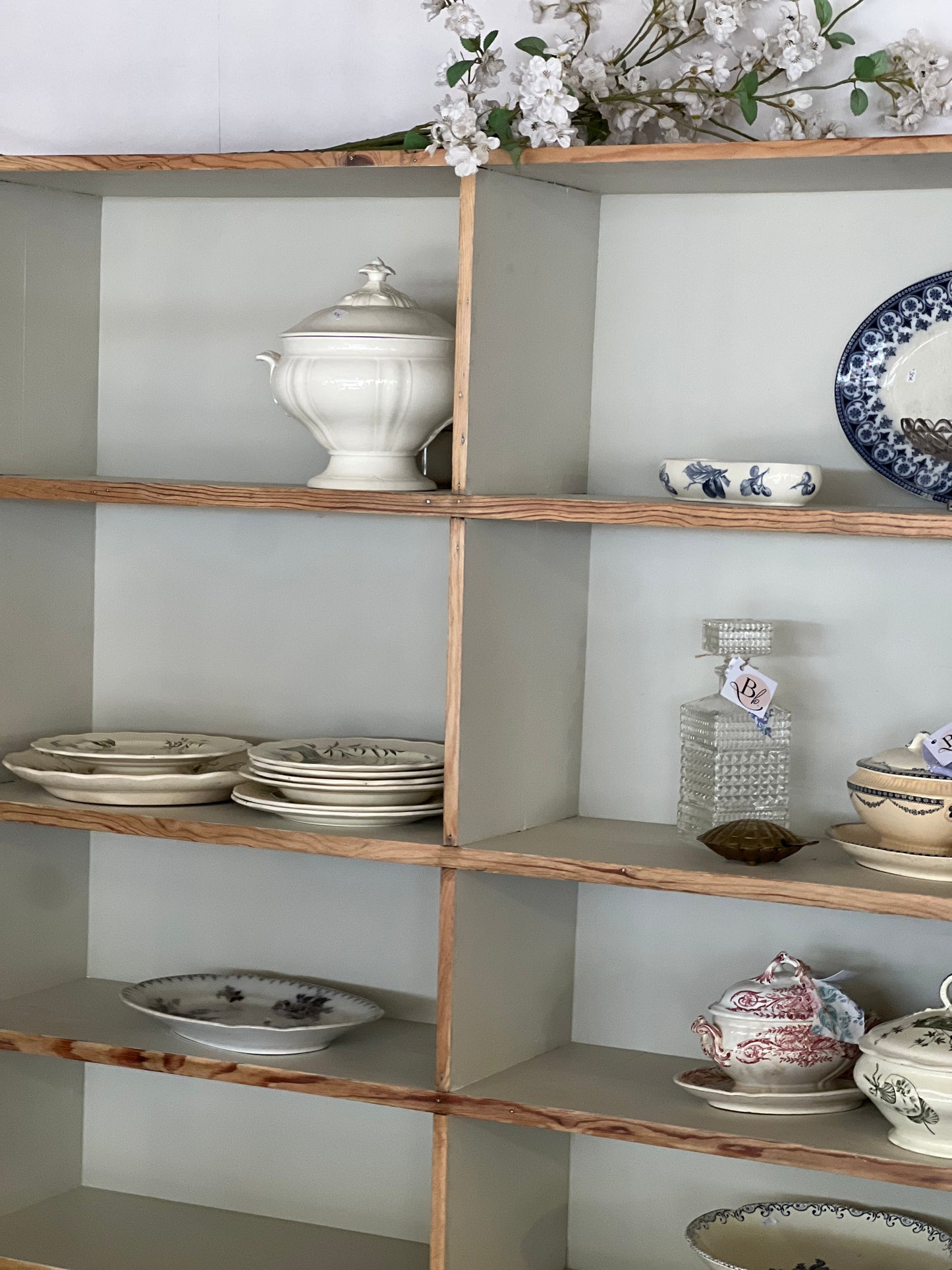 Bibliothèque / vaisselier en pin, 2 rangements fermés en bas, casiers peints en haut.