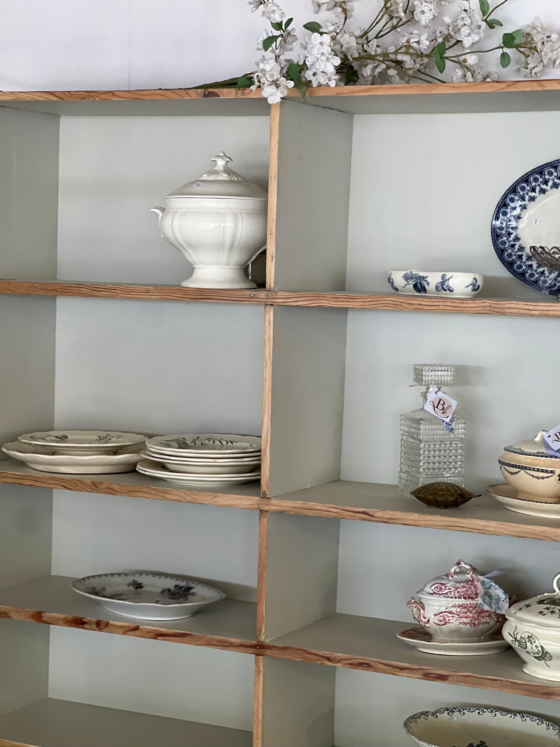 Bibliothèque / vaisselier en pin, 2 rangements fermés en bas, casiers peints en haut.
