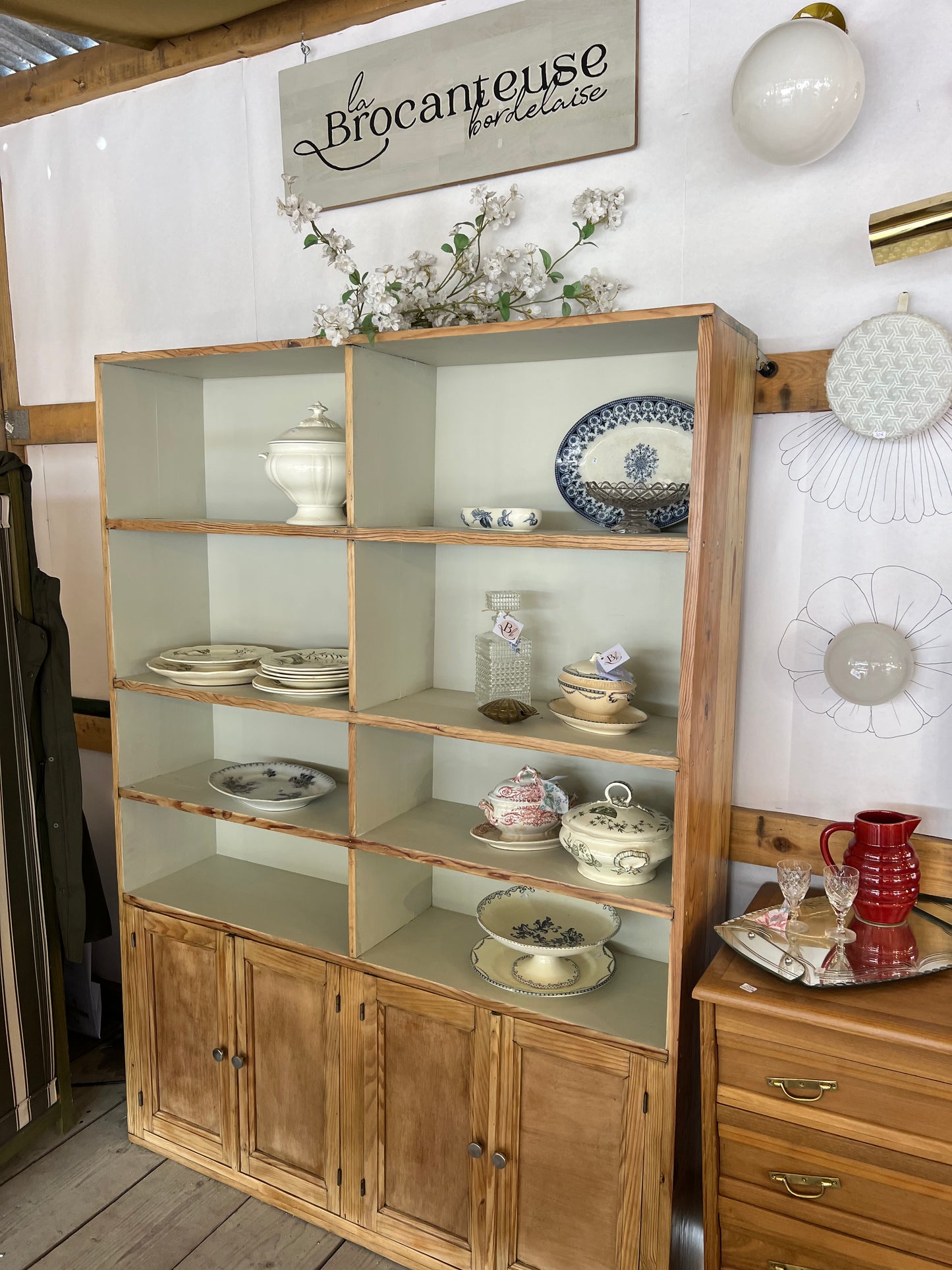 Bibliothèque / vaisselier en pin, 2 rangements fermés en bas, casiers peints en haut.