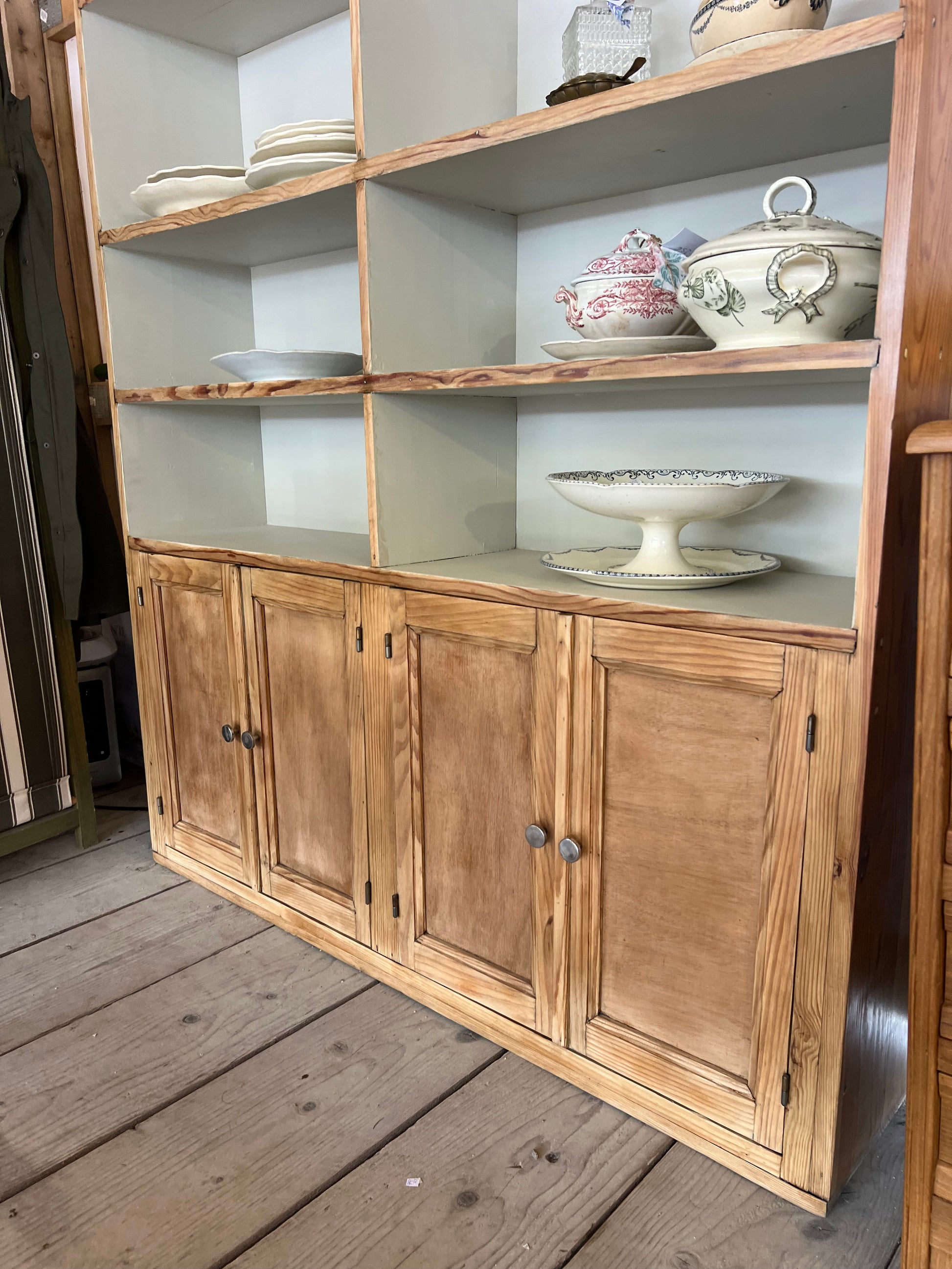 Bibliothèque / vaisselier en pin, 2 rangements fermés en bas, casiers peints en haut.