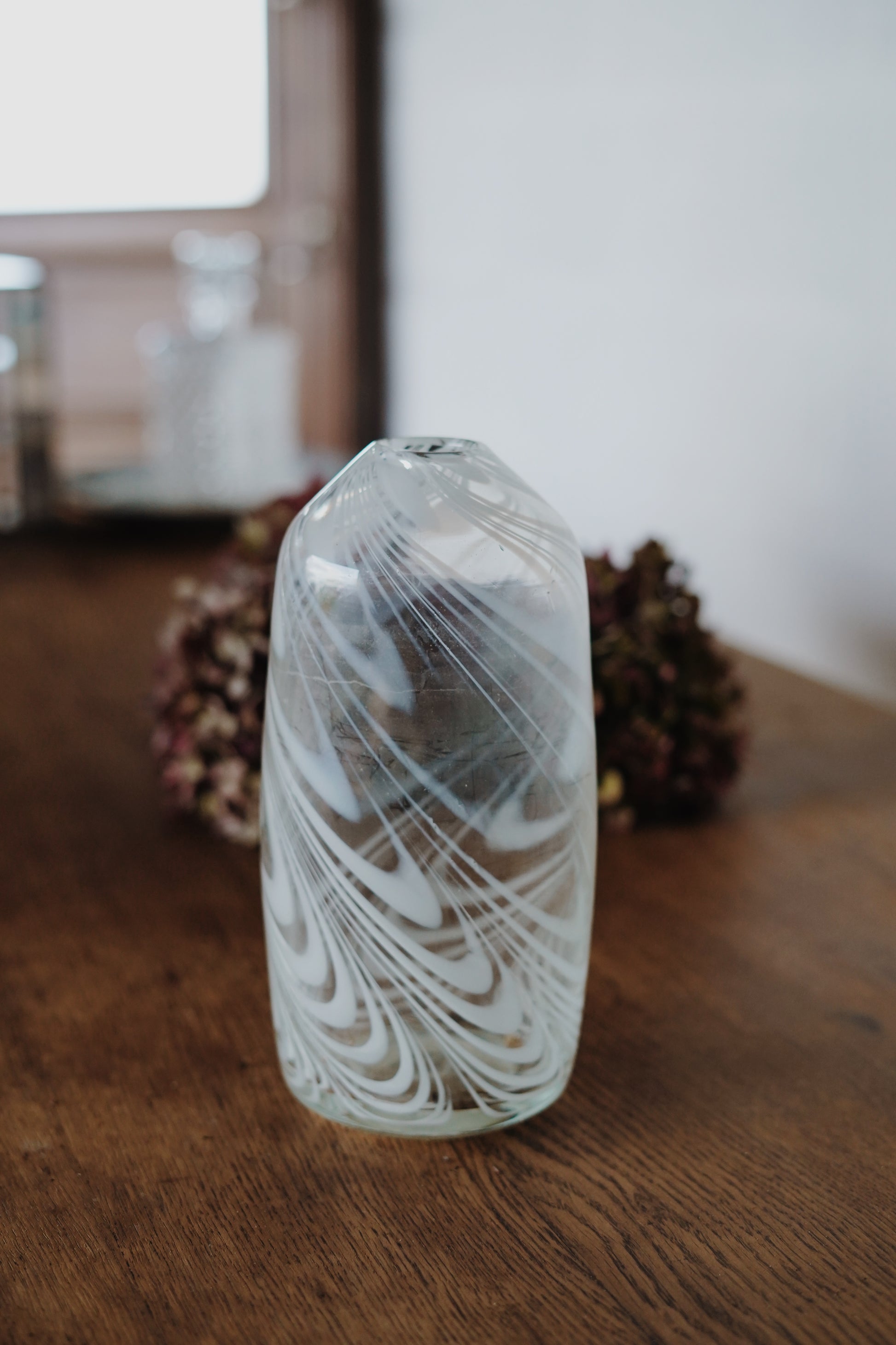 Vase en verre soufflé probablement de Murano - Italie, années 70-80. Le verre est blanchi.