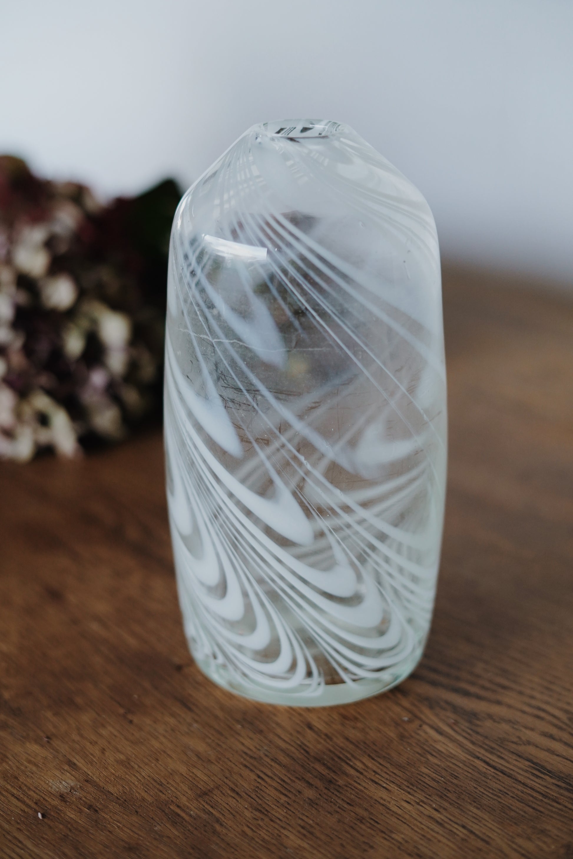 Vase en verre soufflé probablement de Murano - Italie, années 70-80. Le verre est blanchi.