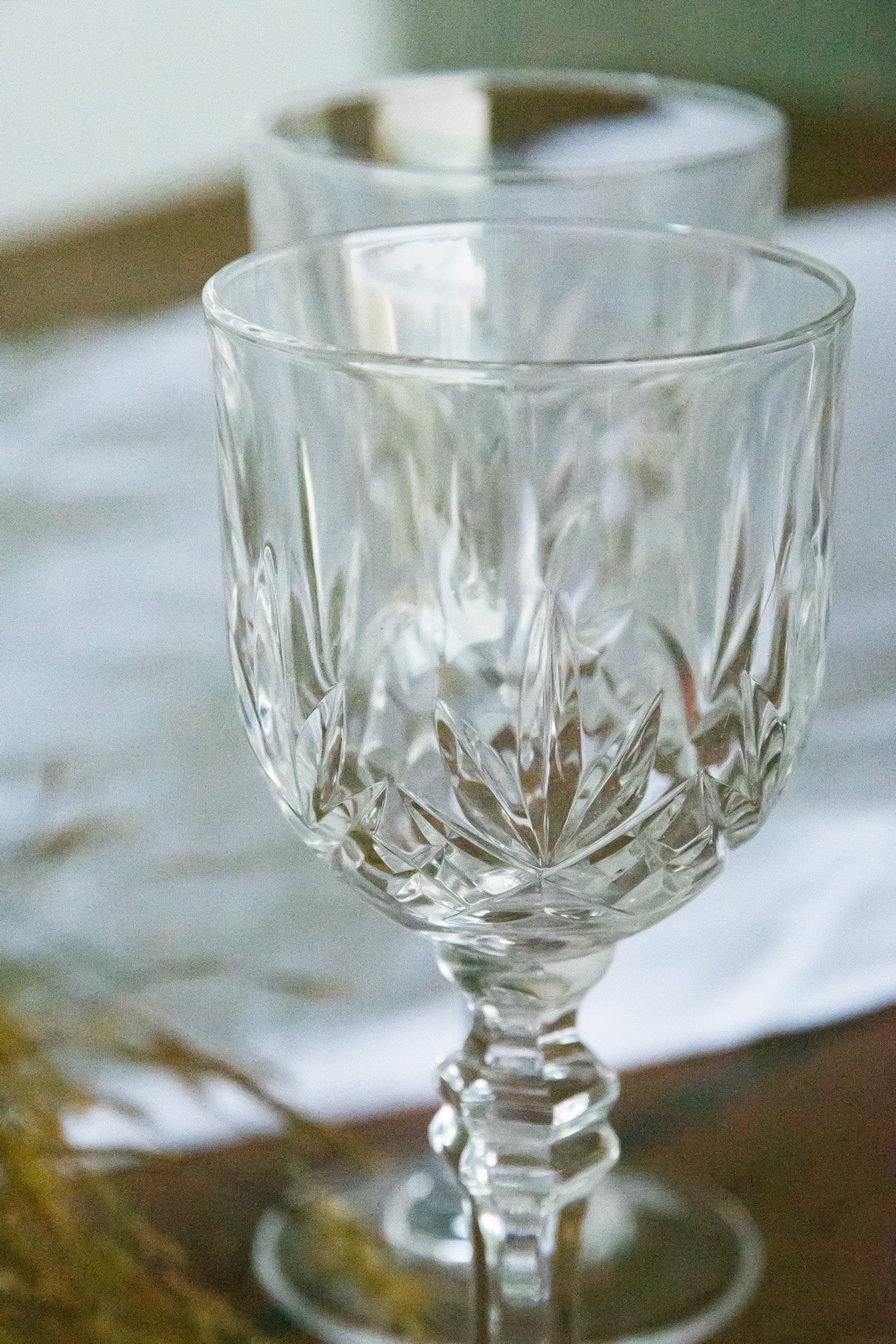4 verres en cristal ciselés, anciens verres à vin mais la contenance correspond mieux à des verres à eau pour une utilisation moderne.