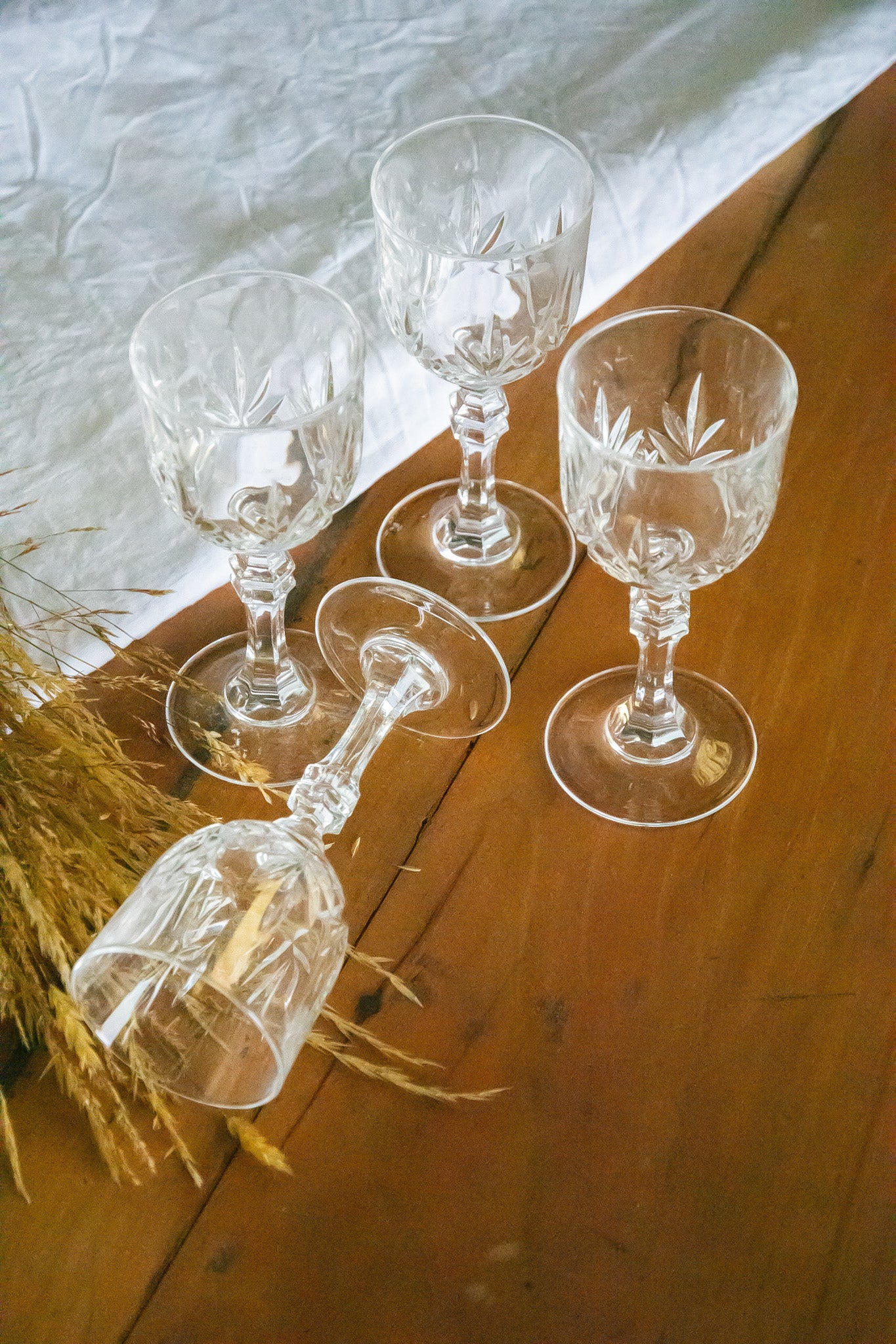 4 verres en cristal ciselés, anciens verres à vin mais la contenance correspond mieux à des verres à eau pour une utilisation moderne.