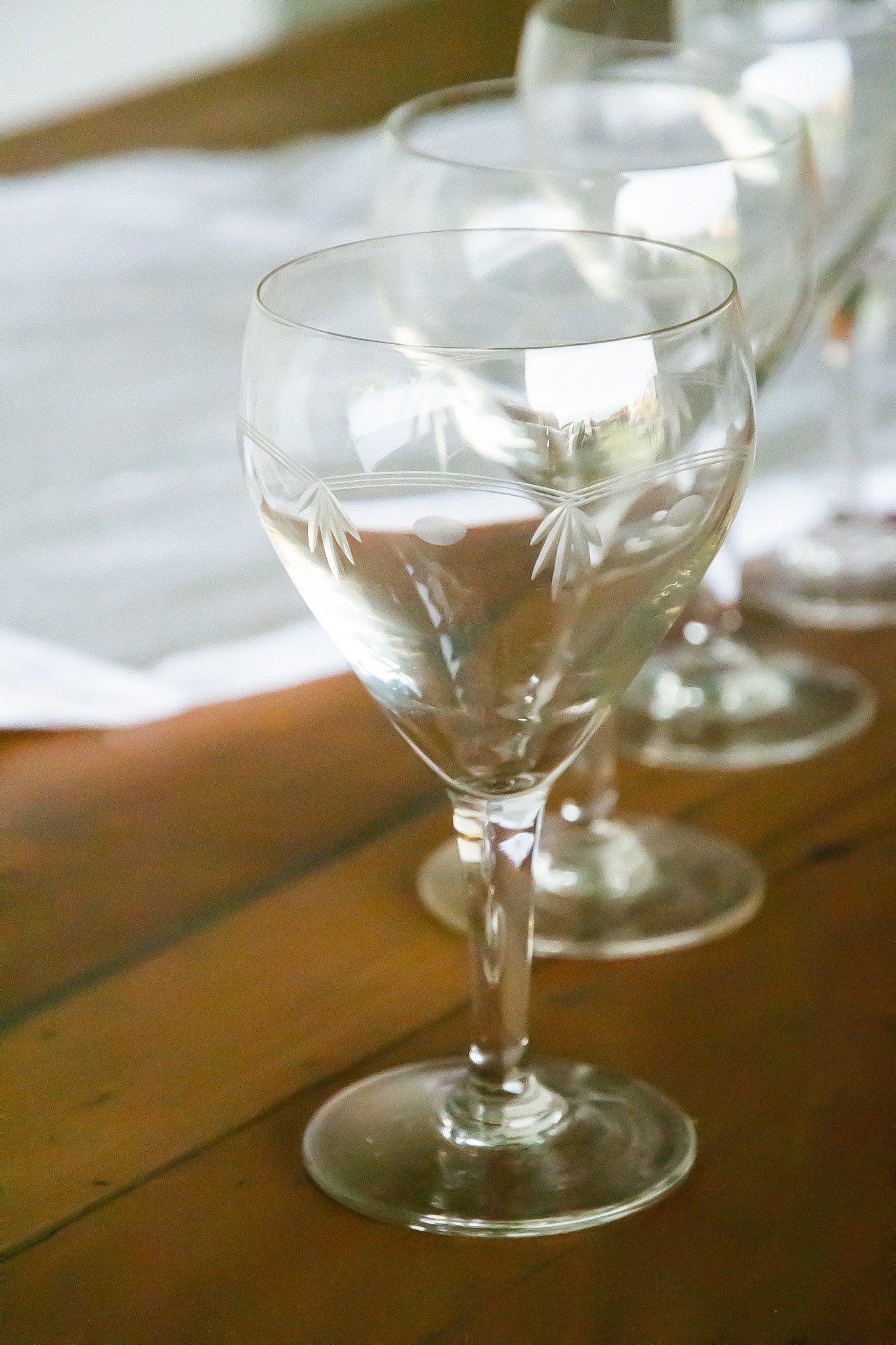 4 verres gravés, contenance entre le verre à eau et le verre à vin.