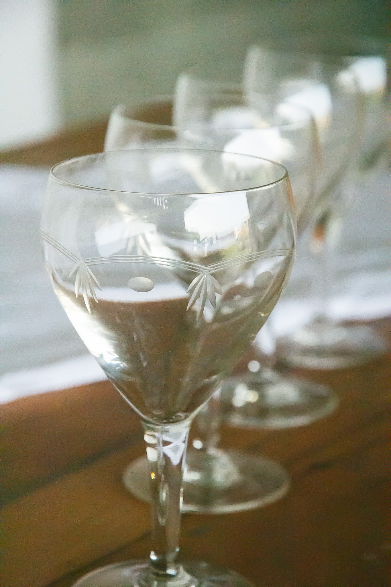 4 verres gravés, contenance entre le verre à eau et le verre à vin.