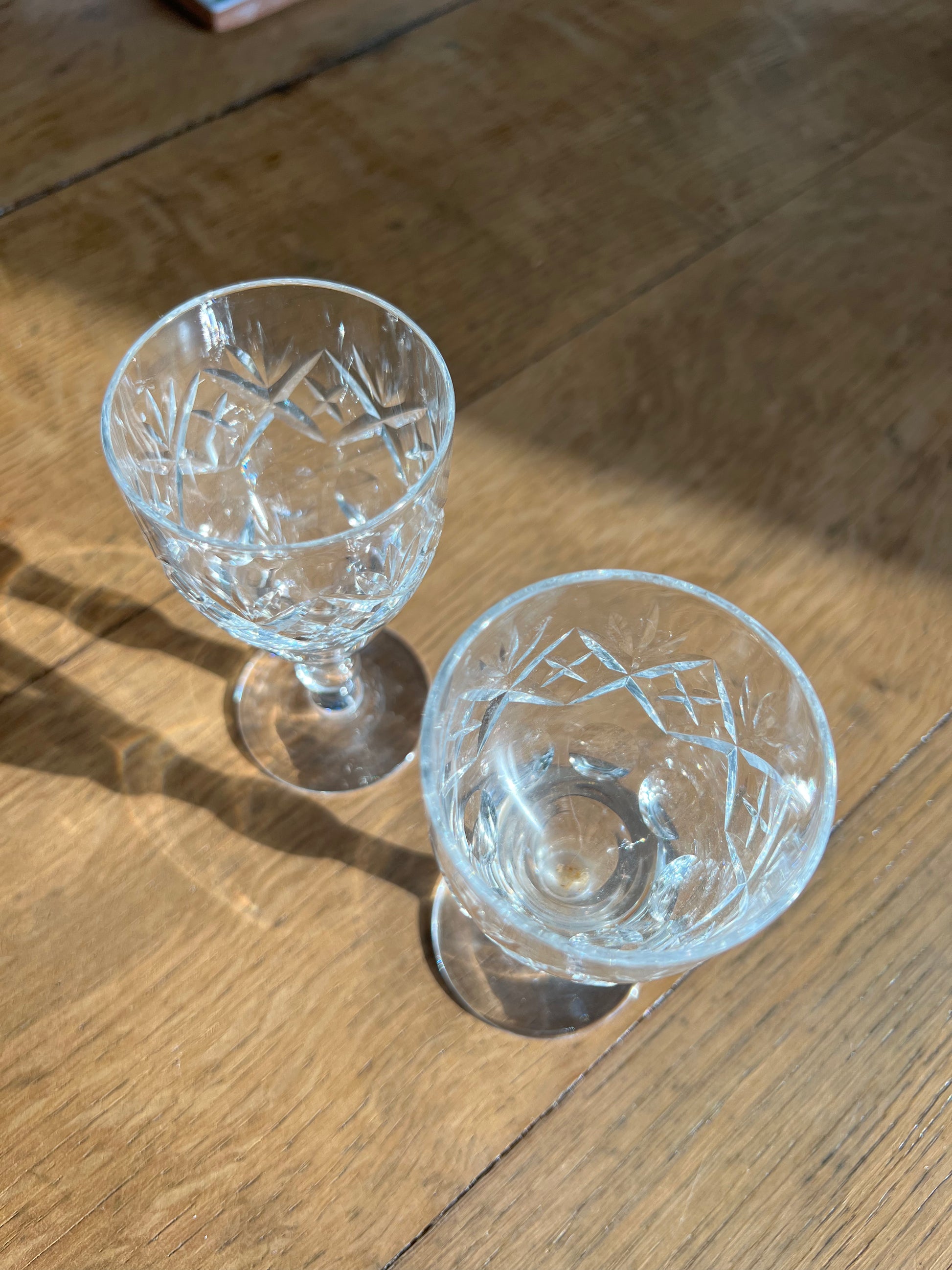 Deux petits verres à liqueur, en cristal ciselée.