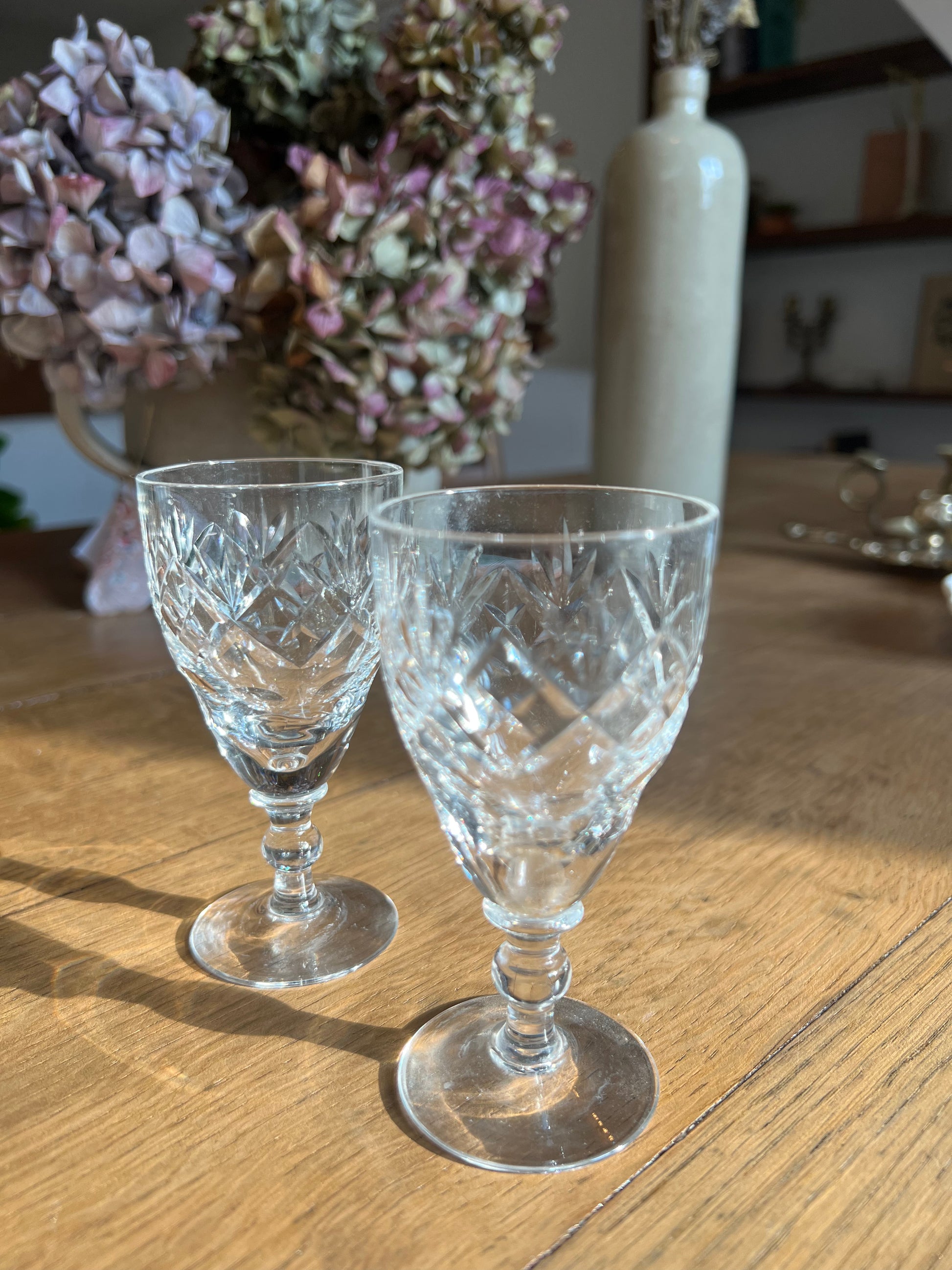 Deux petits verres à liqueur, en cristal ciselée.