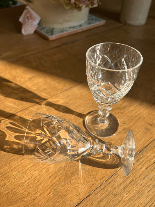 Deux petits verres à liqueur, en cristal ciselée.