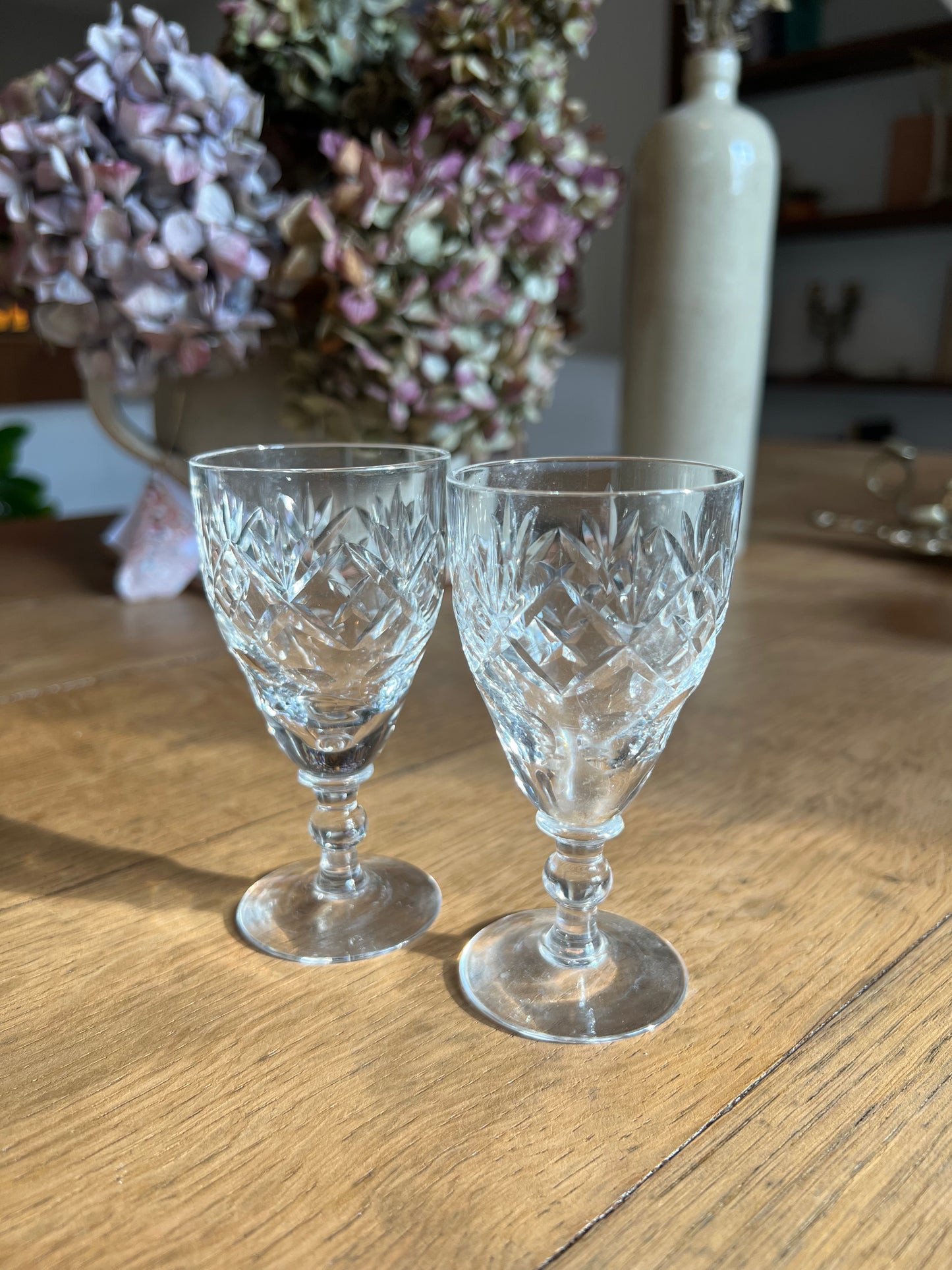 Deux petits verres à liqueur, en cristal ciselée.