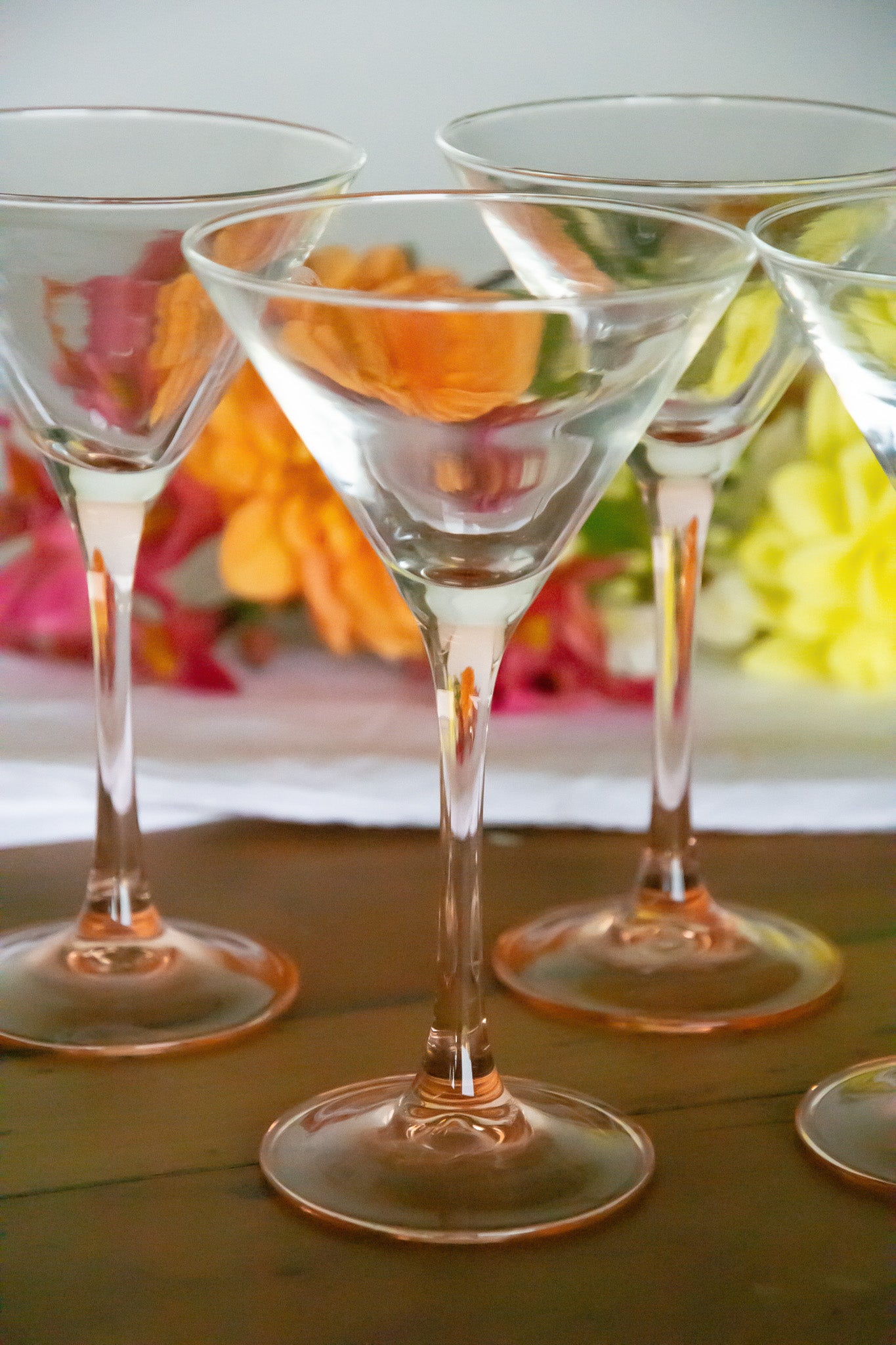 11 verres à martini luminarc avec un pied rose.