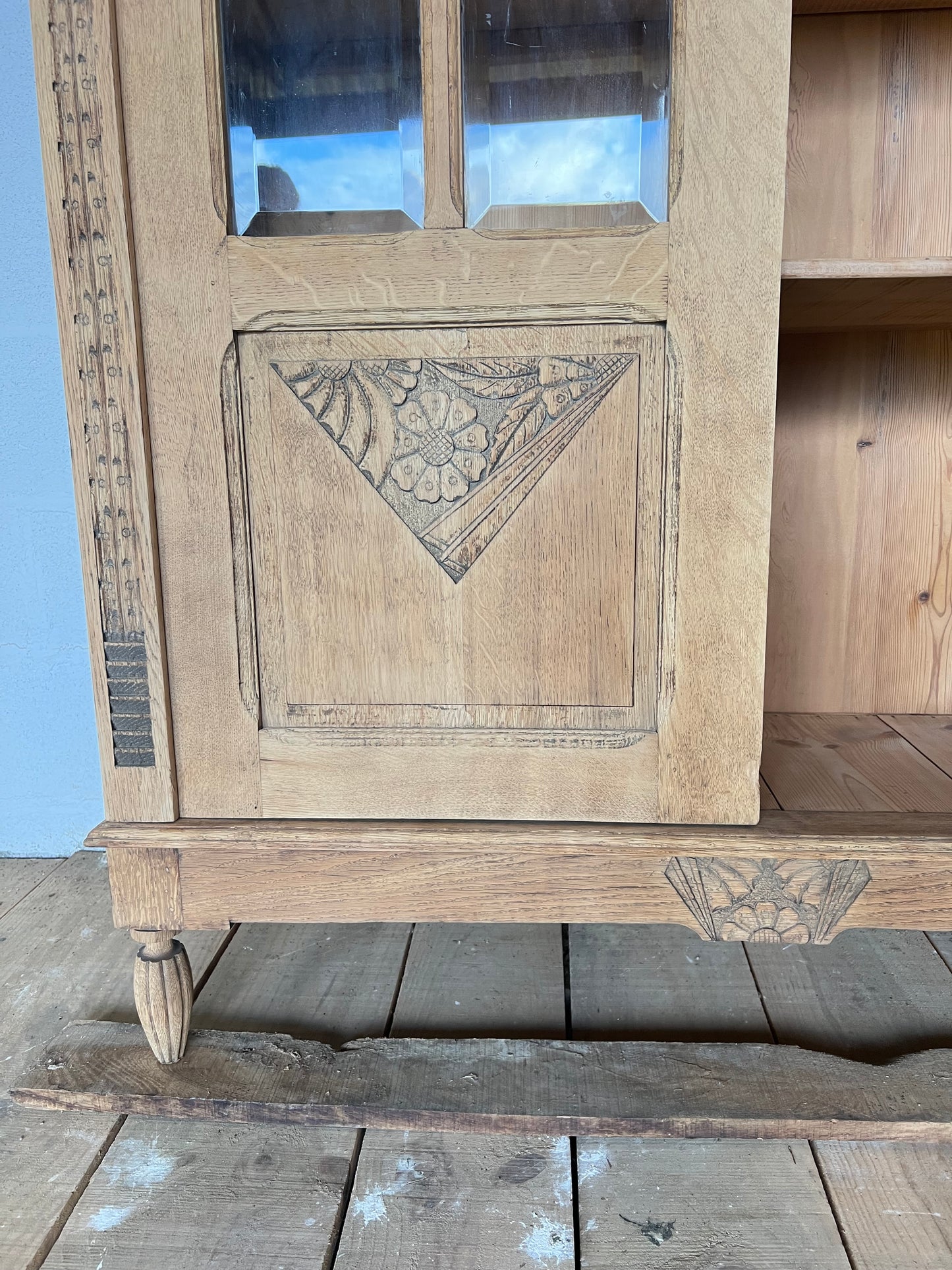 Vitrine en chêne, superbe, carreaux biseautés, deux d'entres eux sont fêlés.