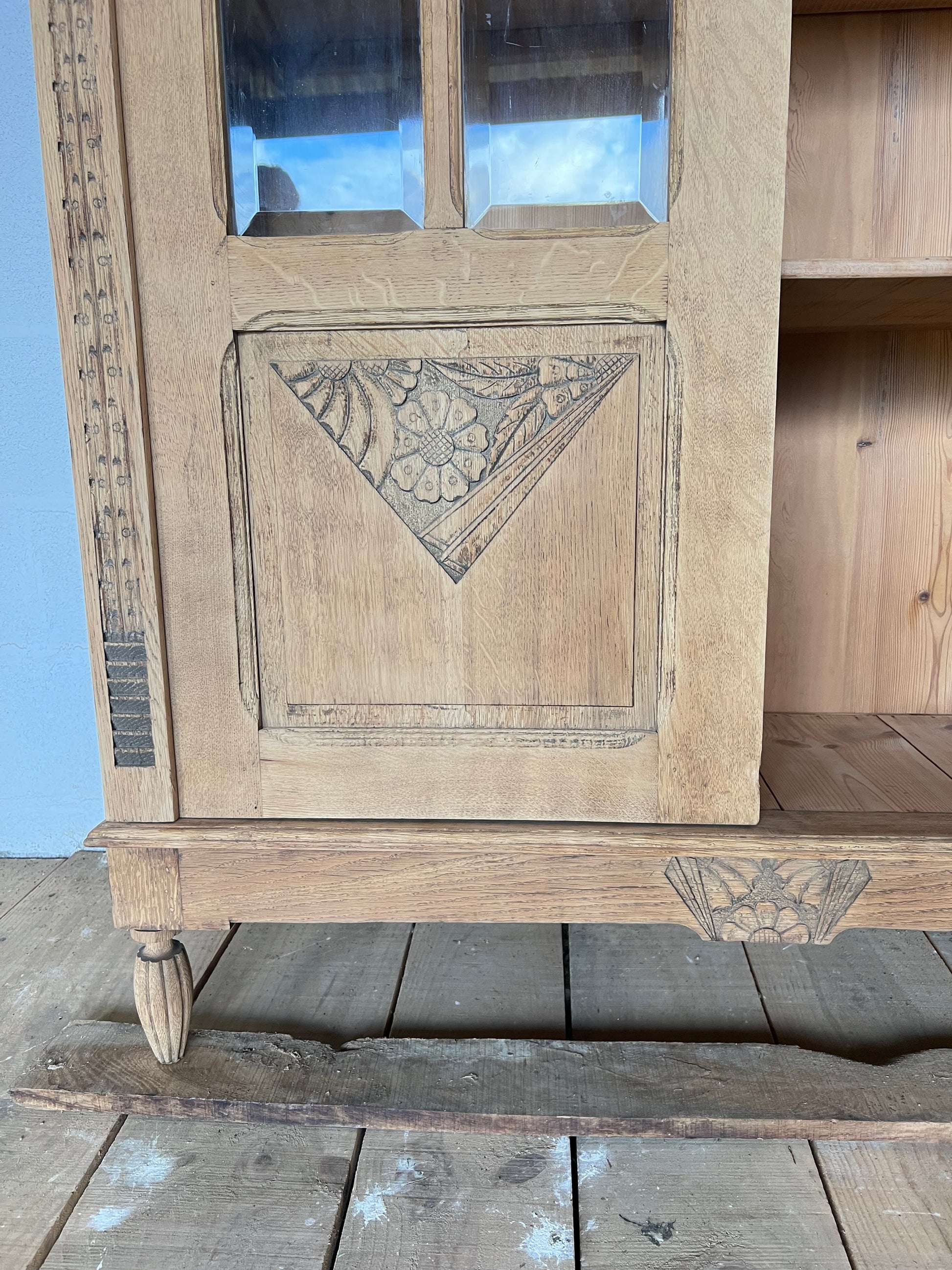 Vitrine en chêne, superbe, carreaux biseautés, deux d'entres eux sont fêlés.