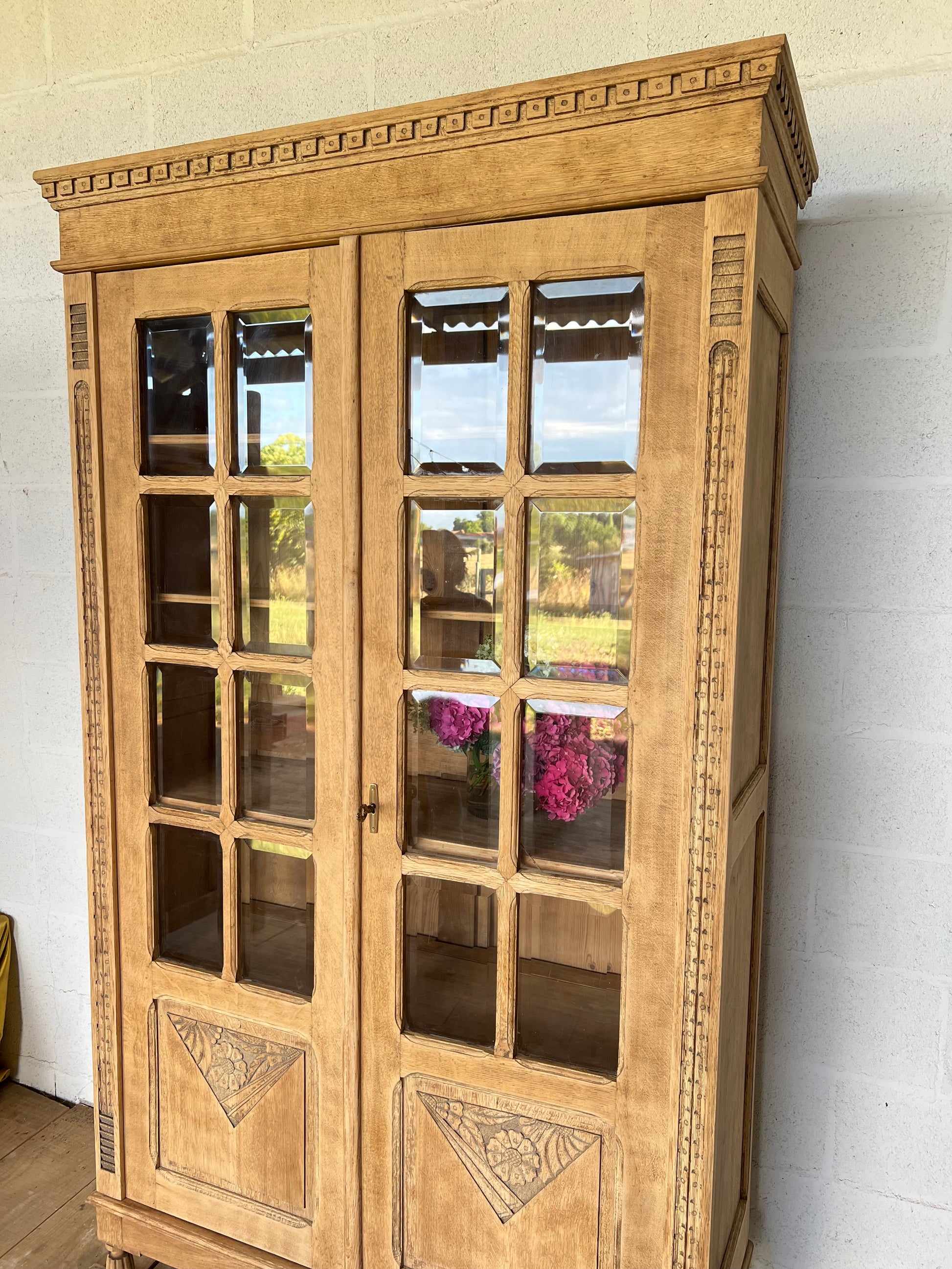 Vitrine en chêne, superbe, carreaux biseautés, deux d'entres eux sont fêlés.