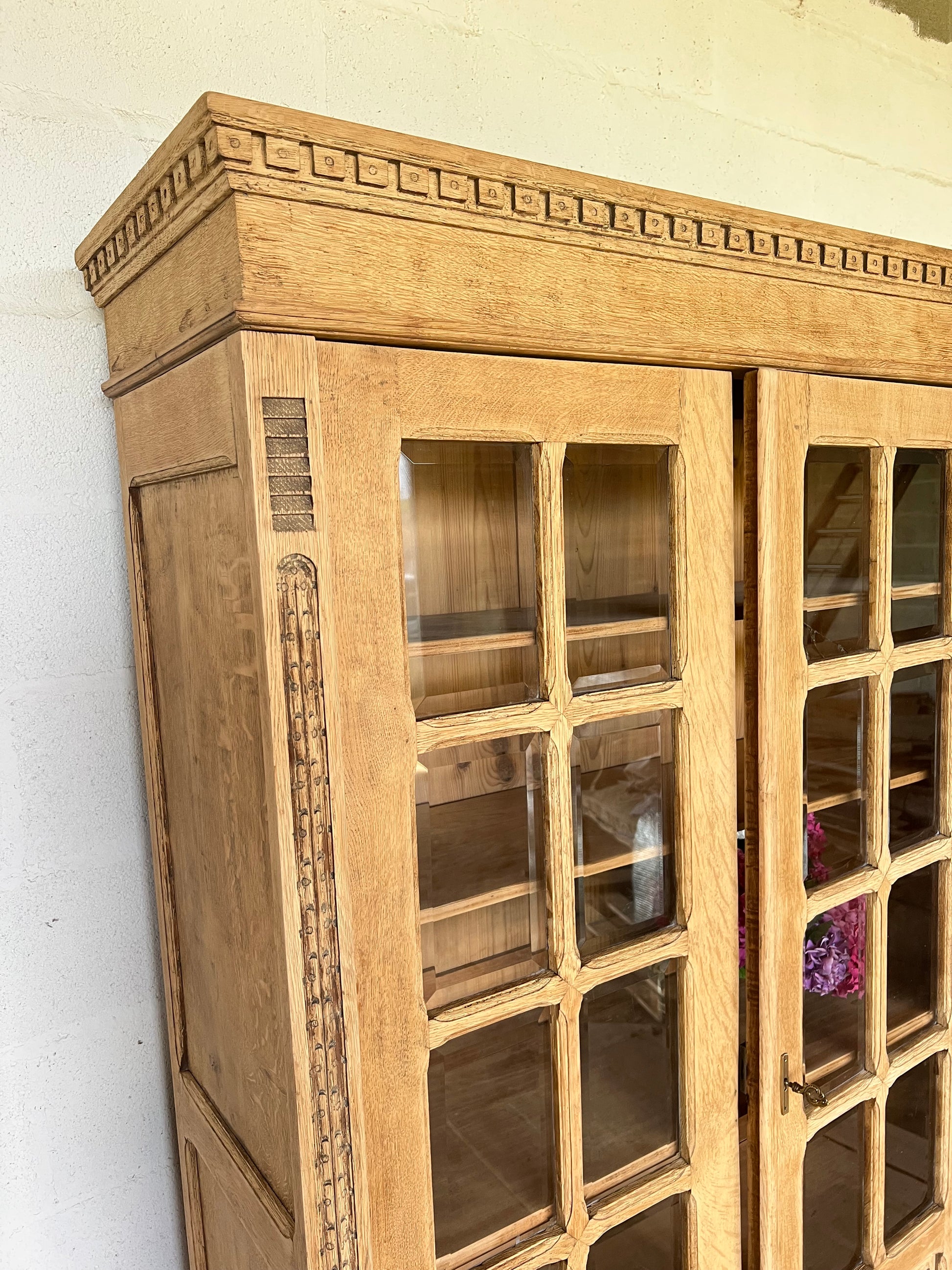 Vitrine en chêne, superbe, carreaux biseautés, deux d'entres eux sont fêlés.