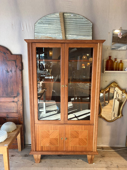 Vitrine, intérieur tapissé en toile de jute, les vitres ont quelques rayures, quelques rayures à l'intérieur du placard en bas aussi, visibles sur les photos.